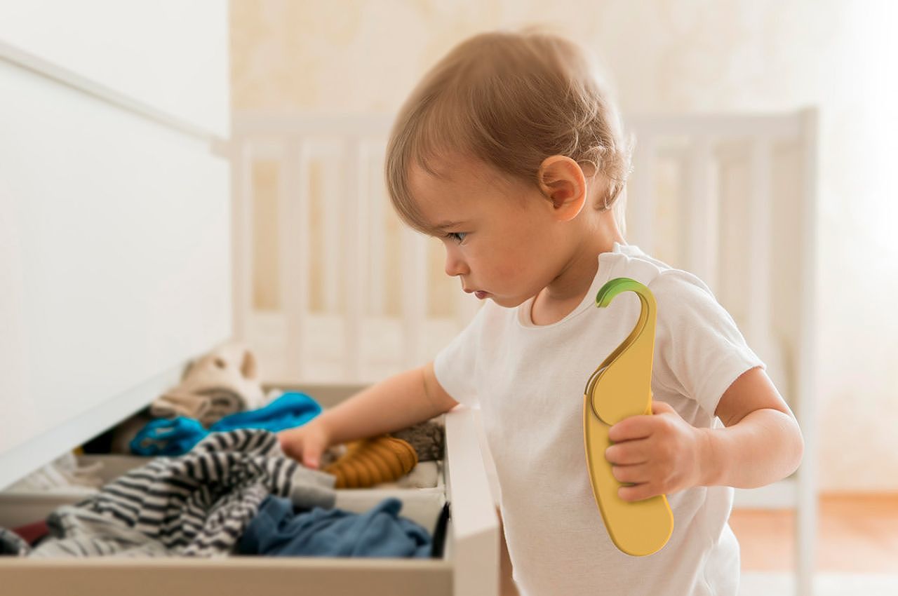 coat hanger，interest，children，interaction，