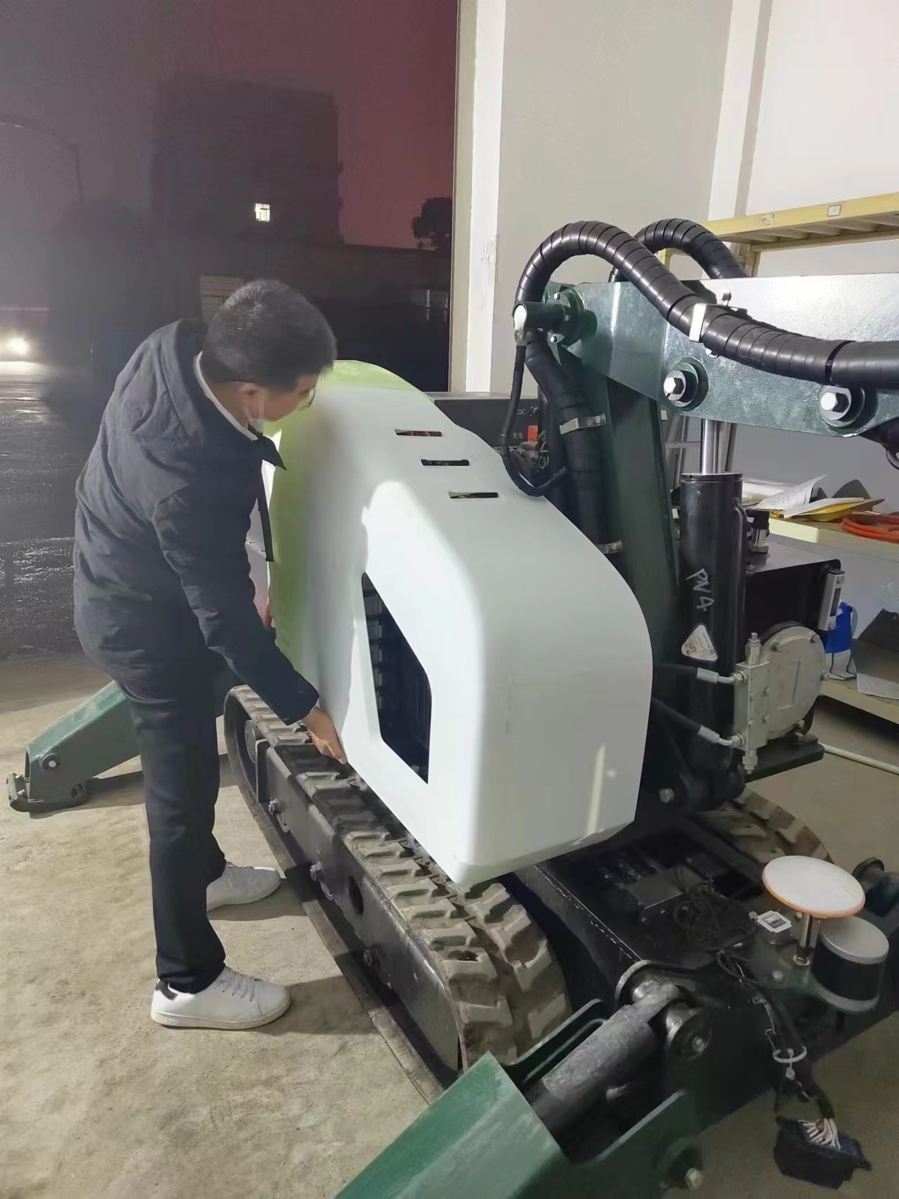 Unmanned demolition machine，Remote control，Unmanned control，Building demolition，metallurgical slagging，