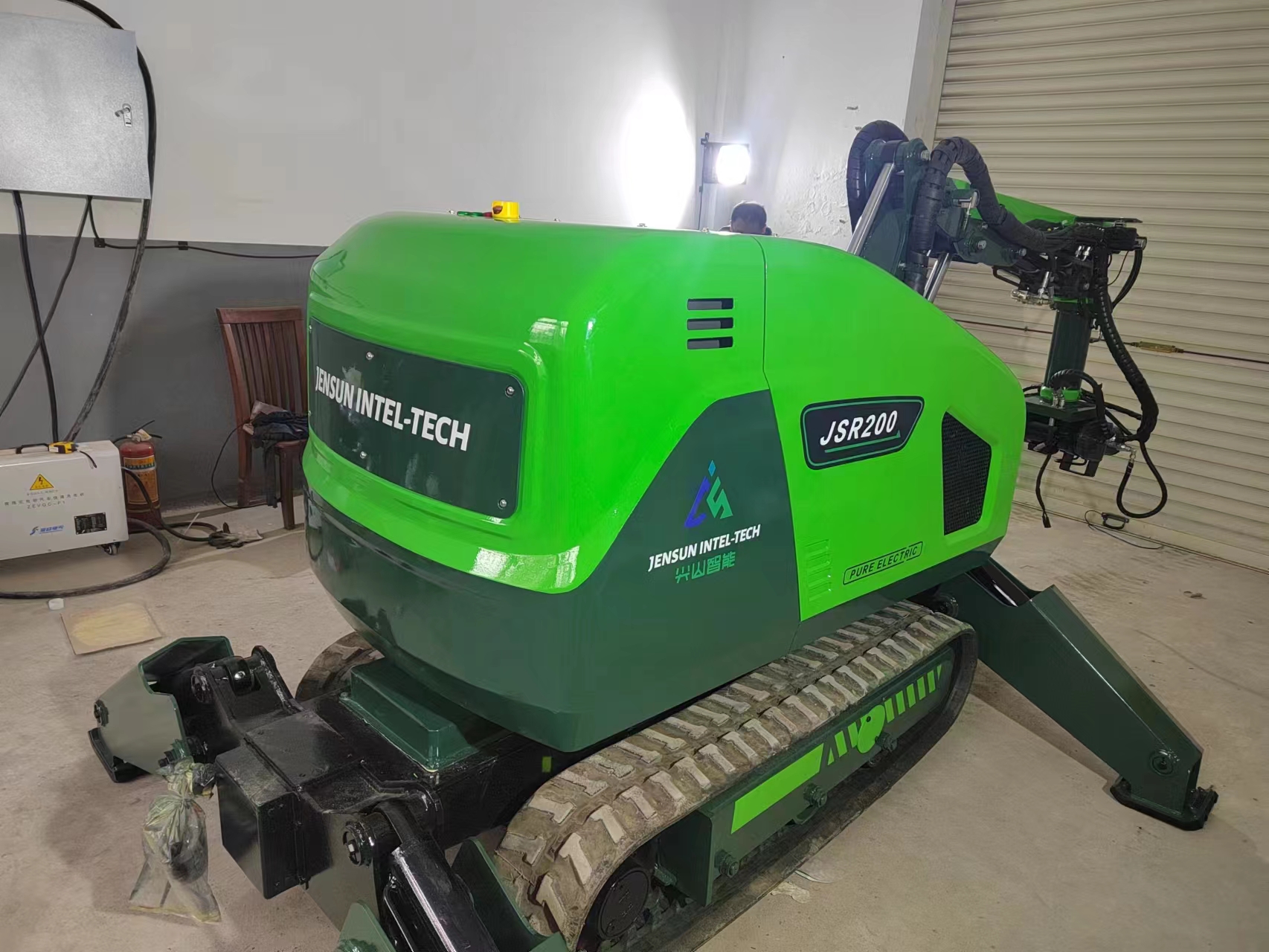 Unmanned demolition machine，Remote control，Unmanned control，Building demolition，metallurgical slagging，