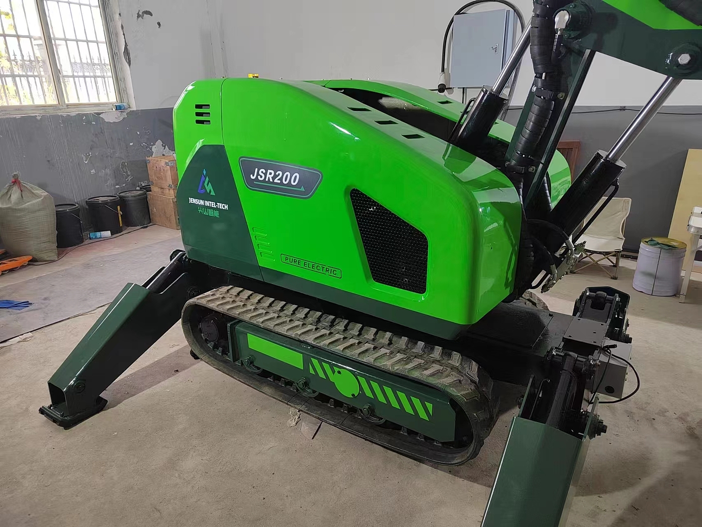 Unmanned demolition machine，Remote control，Unmanned control，Building demolition，metallurgical slagging，
