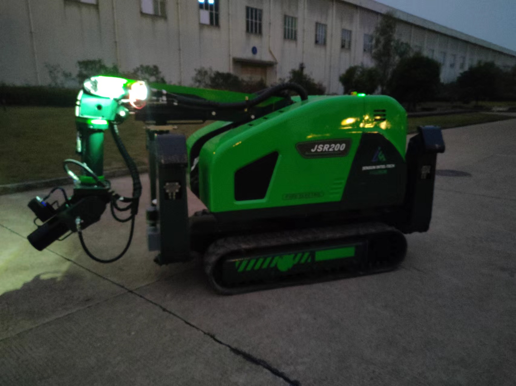 Unmanned demolition machine，Remote control，Unmanned control，Building demolition，metallurgical slagging，