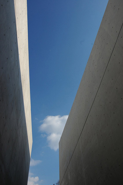 East West integration，Light and wind，natural，cement，geometry，