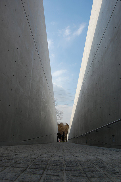 East West integration，Light and wind，natural，cement，geometry，