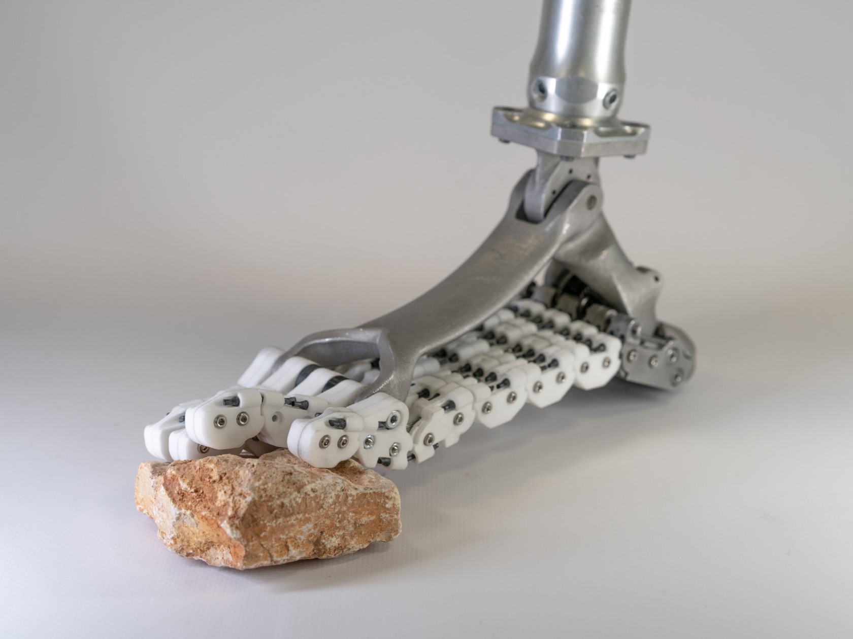 titanium alloy，aluminium alloy，flexibility，Prosthesis，