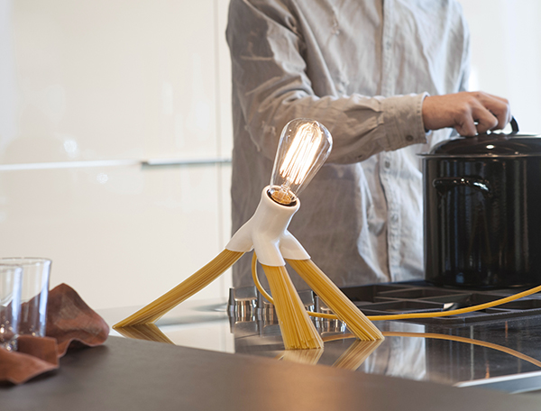 Cylinder design，Wood and lamps，Floor lamp design，Vermicelli，Carrot，Broom，Brain hole creativity，Table lamp design，Lamp design，lighting design ，Broom，Triangular support，