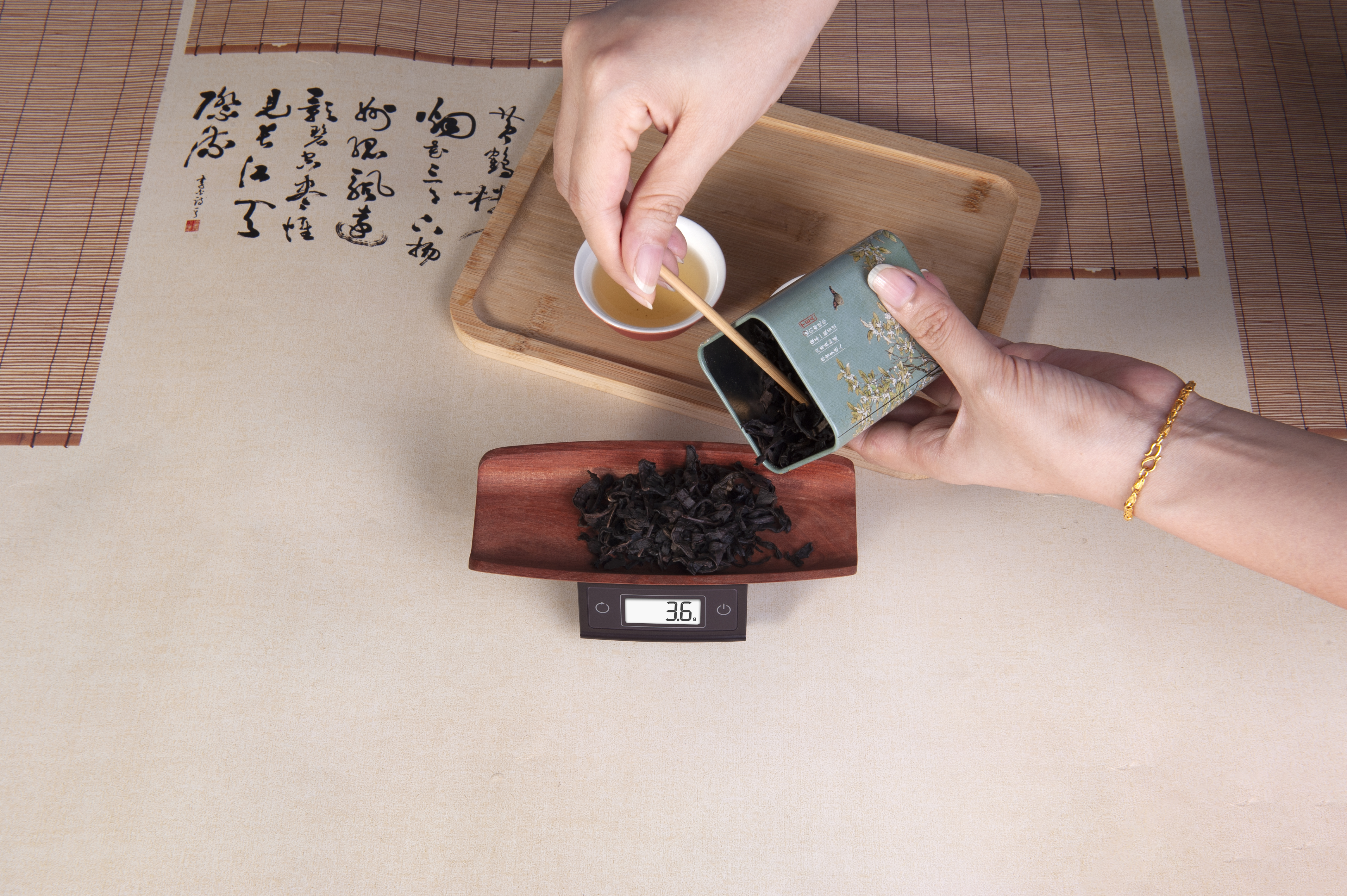 Electronic scales, ornaments, handicrafts, tea sets，