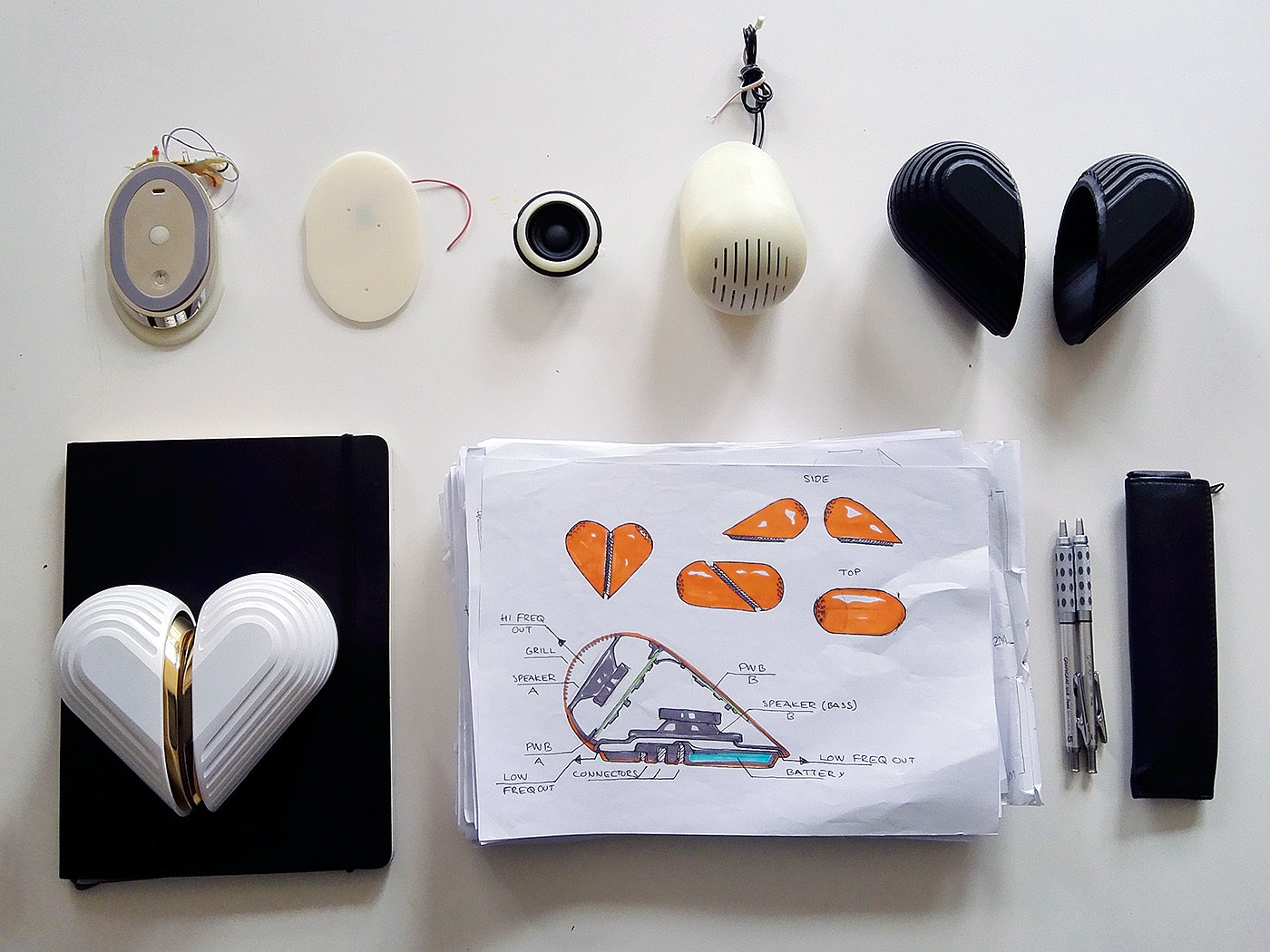 Bluetooth Speaker ，heart-shaped，Easy to carry，capsule，gules，lovers，speaker，Mirror design，Sofa design，Double sofa，Furniture home，facing each other，modern stylish，Advanced grey，