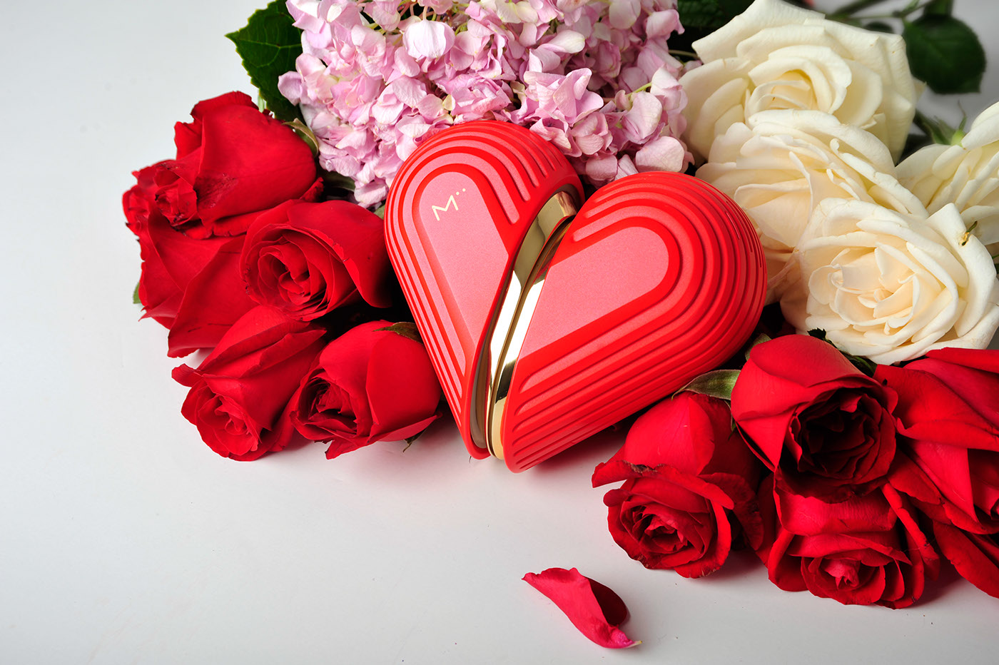 Bluetooth Speaker ，heart-shaped，Easy to carry，capsule，gules，lovers，speaker，Mirror design，Sofa design，Double sofa，Furniture home，facing each other，modern stylish，Advanced grey，