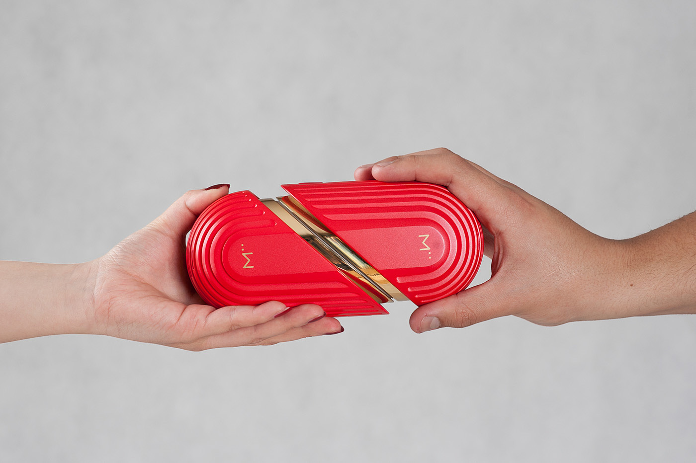 Bluetooth Speaker ，heart-shaped，Easy to carry，capsule，gules，lovers，speaker，Mirror design，Sofa design，Double sofa，Furniture home，facing each other，modern stylish，Advanced grey，