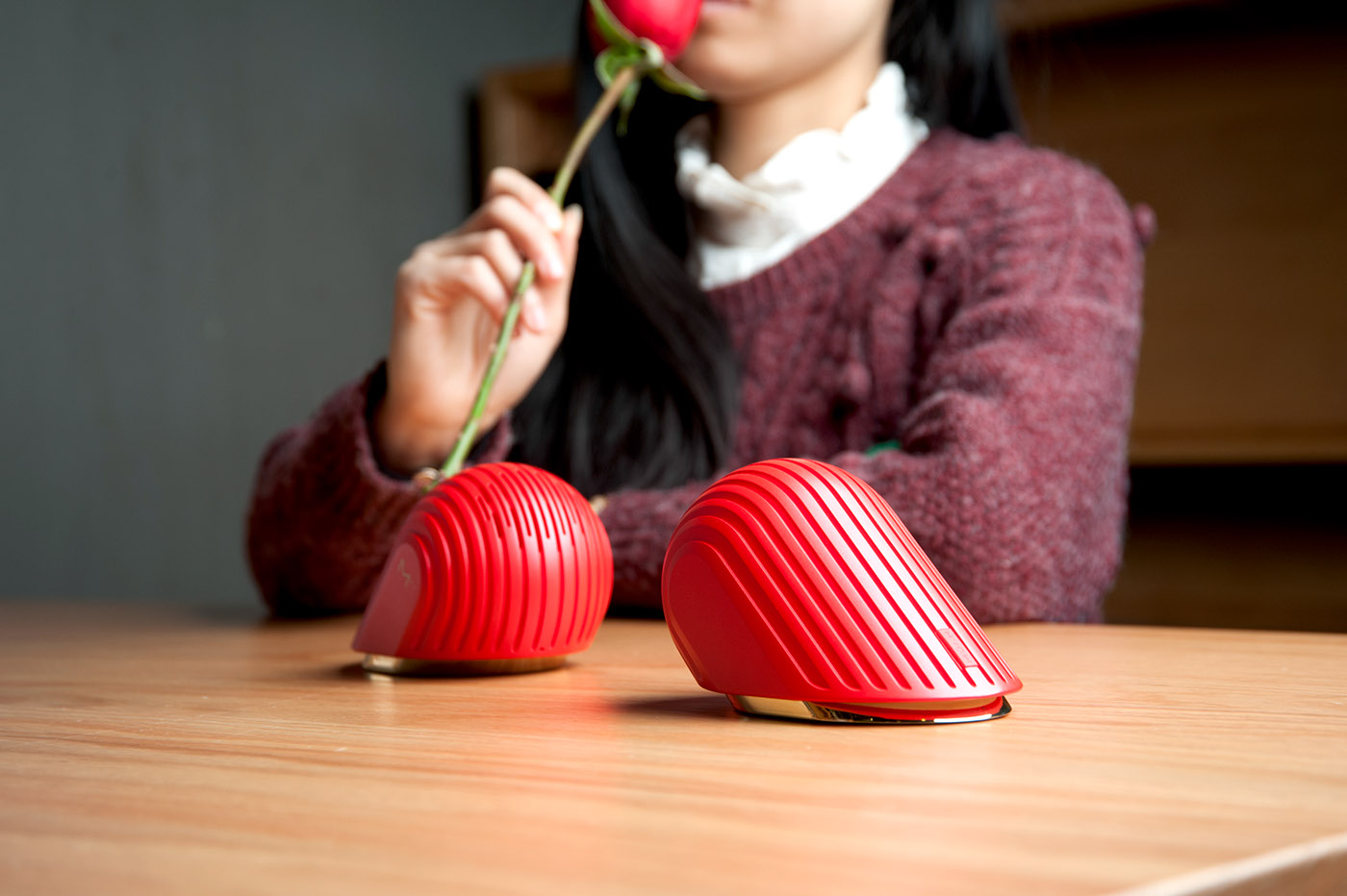 Bluetooth Speaker ，heart-shaped，Easy to carry，capsule，gules，lovers，speaker，Mirror design，Sofa design，Double sofa，Furniture home，facing each other，modern stylish，Advanced grey，