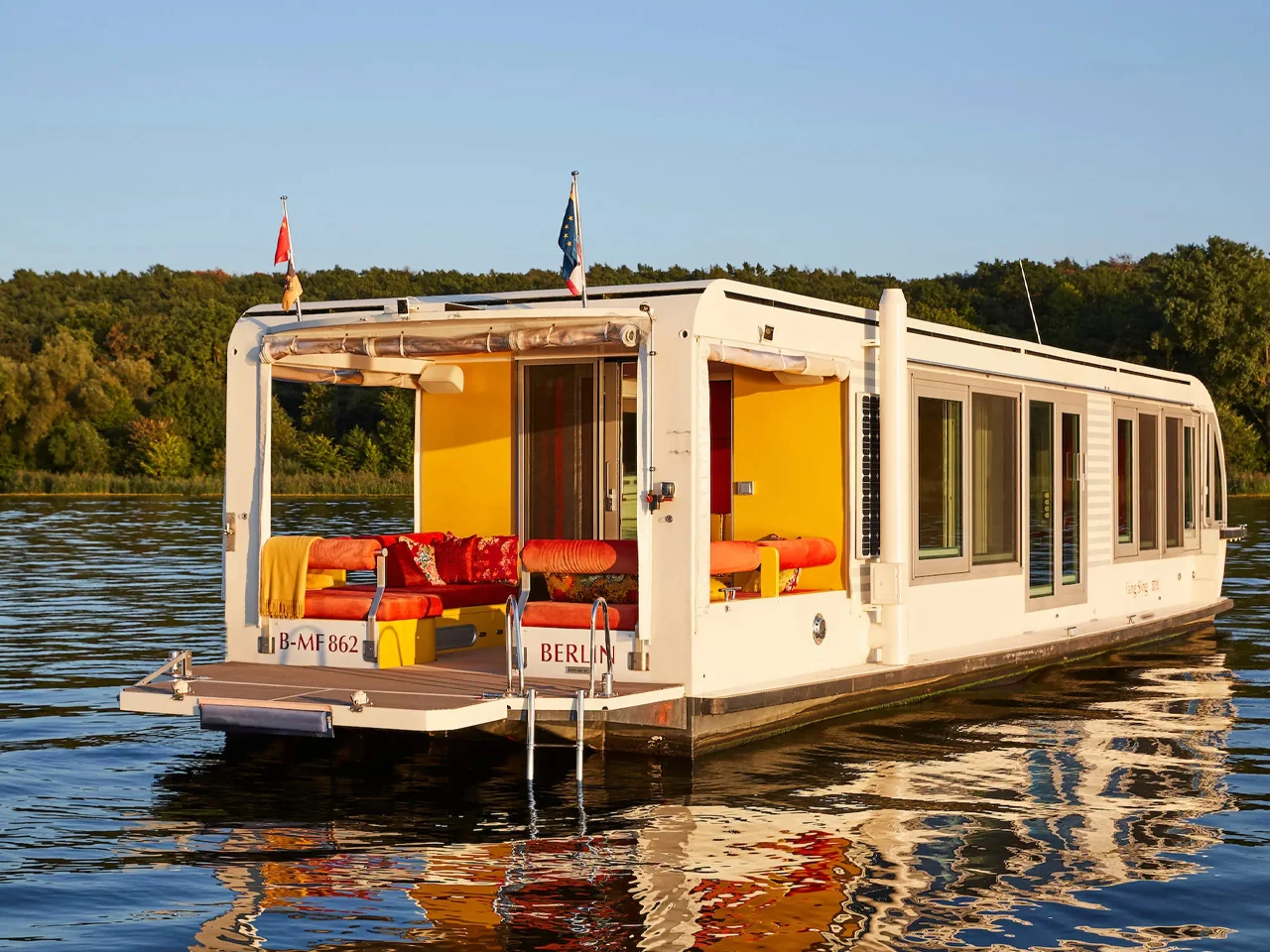 Miniature House Boat，environment protection，Water life，solar energy，