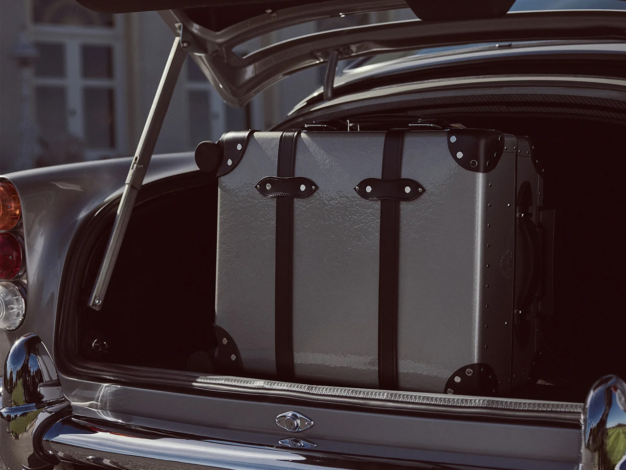 suitcase，007，Globe Trotter，vulcanized fiber，Leatherwear，