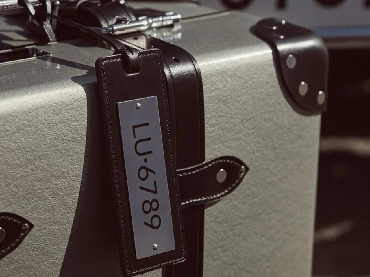 suitcase，007，Globe Trotter，vulcanized fiber，Leatherwear，