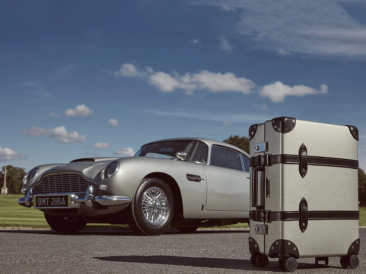 suitcase，007，Globe Trotter，vulcanized fiber，Leatherwear，