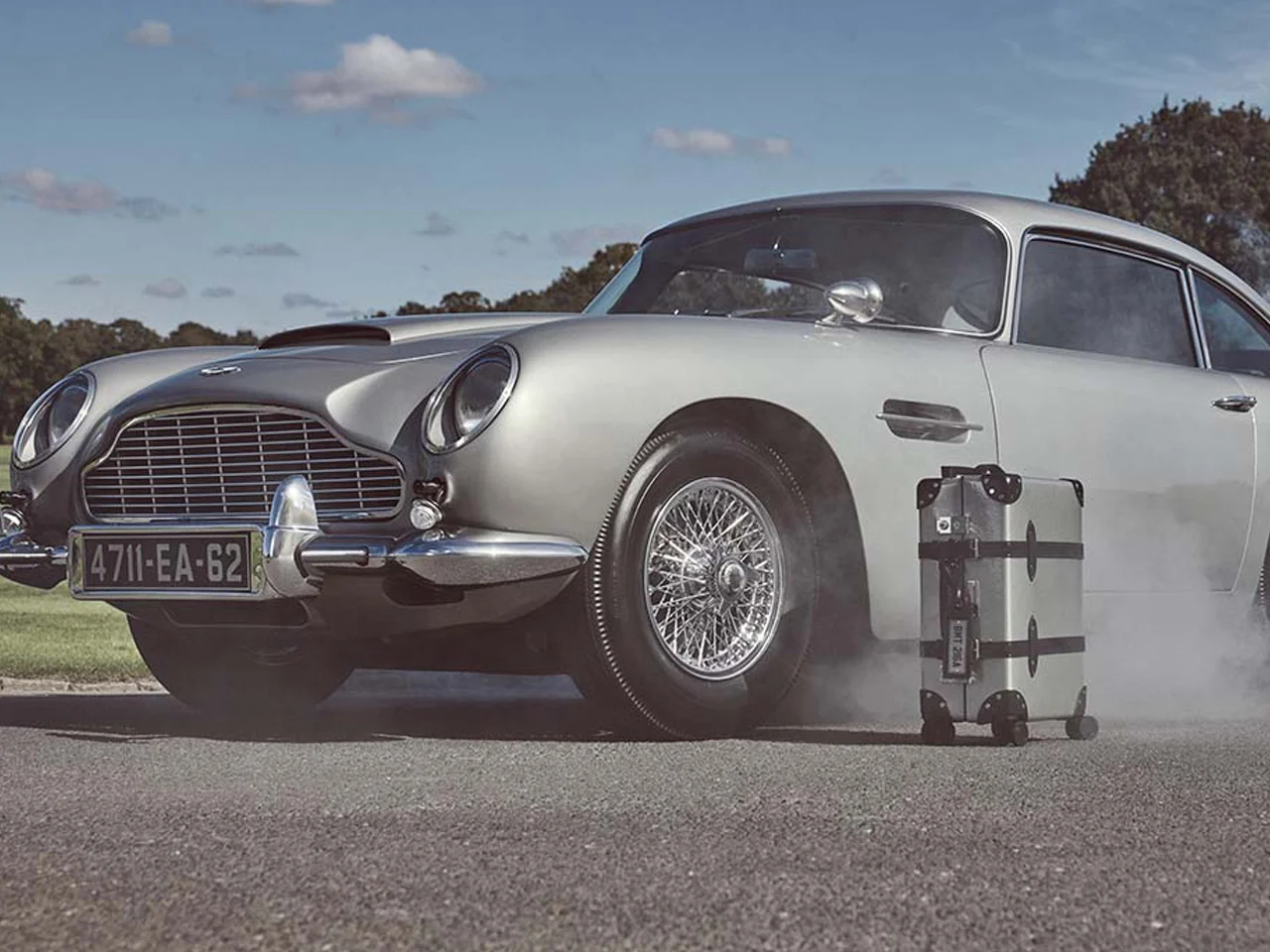 suitcase，007，Globe Trotter，vulcanized fiber，Leatherwear，