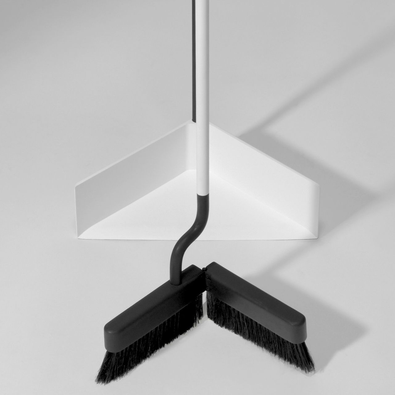 Cleaning tools，Corner storage，Minimalist design ，Broom dustpan，90 Broom & Dustpan，