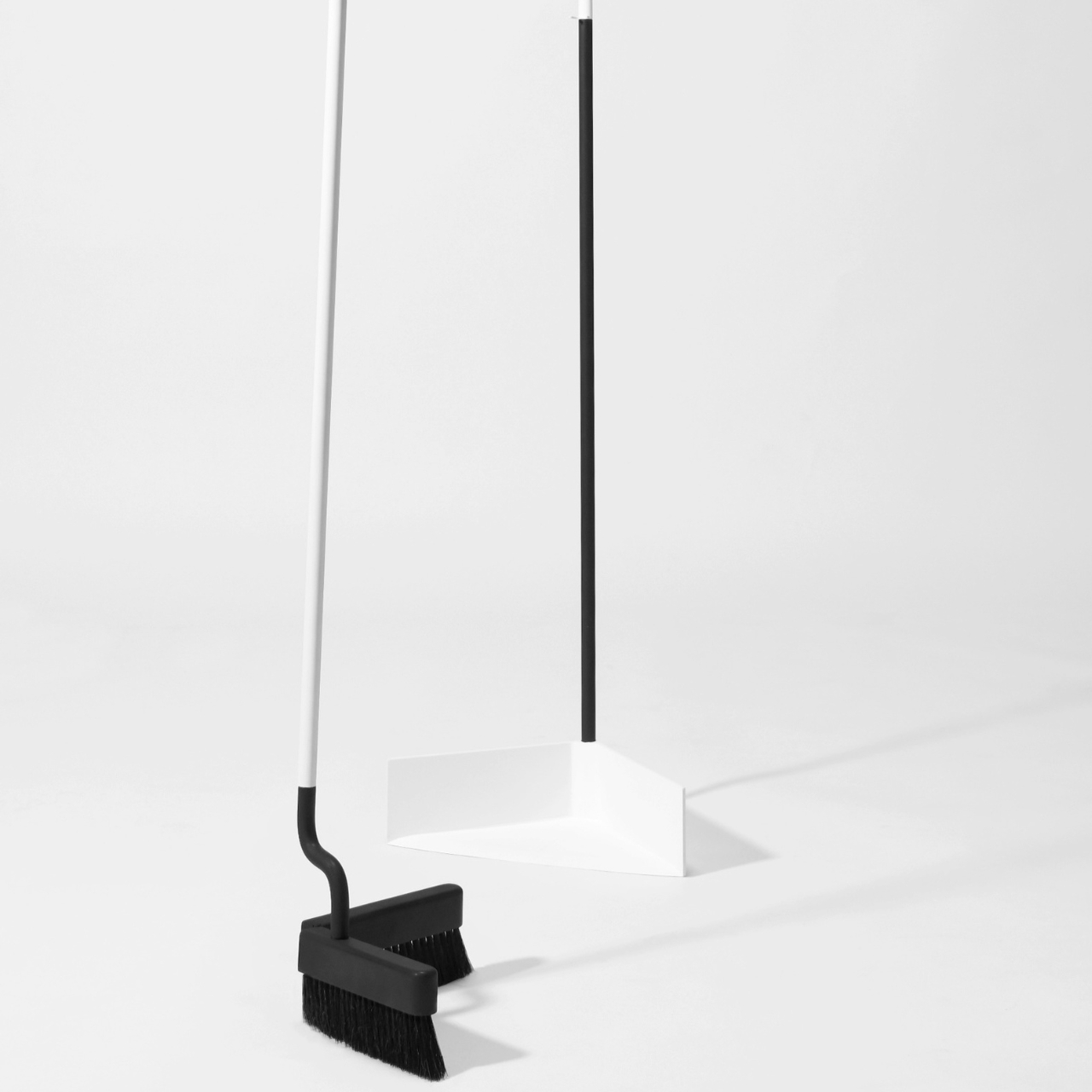 Cleaning tools，Corner storage，Minimalist design ，Broom dustpan，90 Broom & Dustpan，