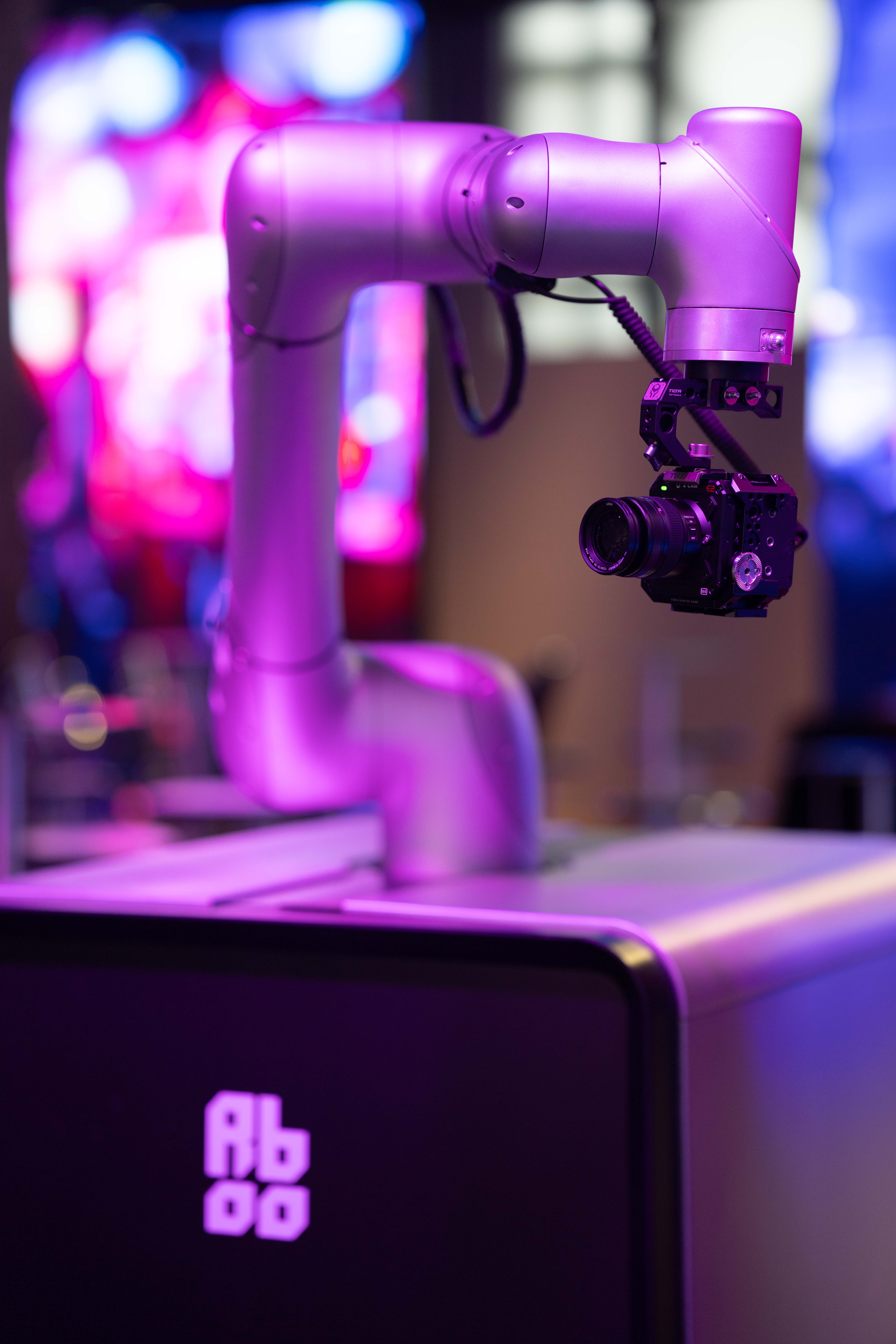 Mechanical arm to take pictures, Grammy slow motion，