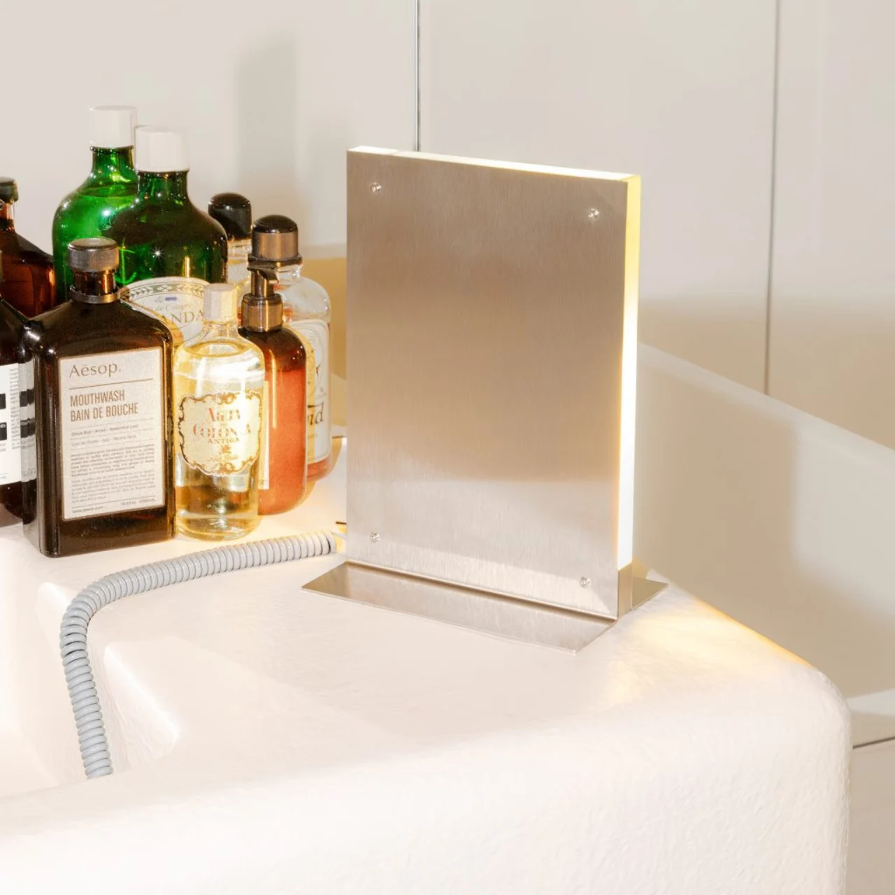 Minimalist design ，Fashion sense，floodlight，Acrylic，stainless steel，