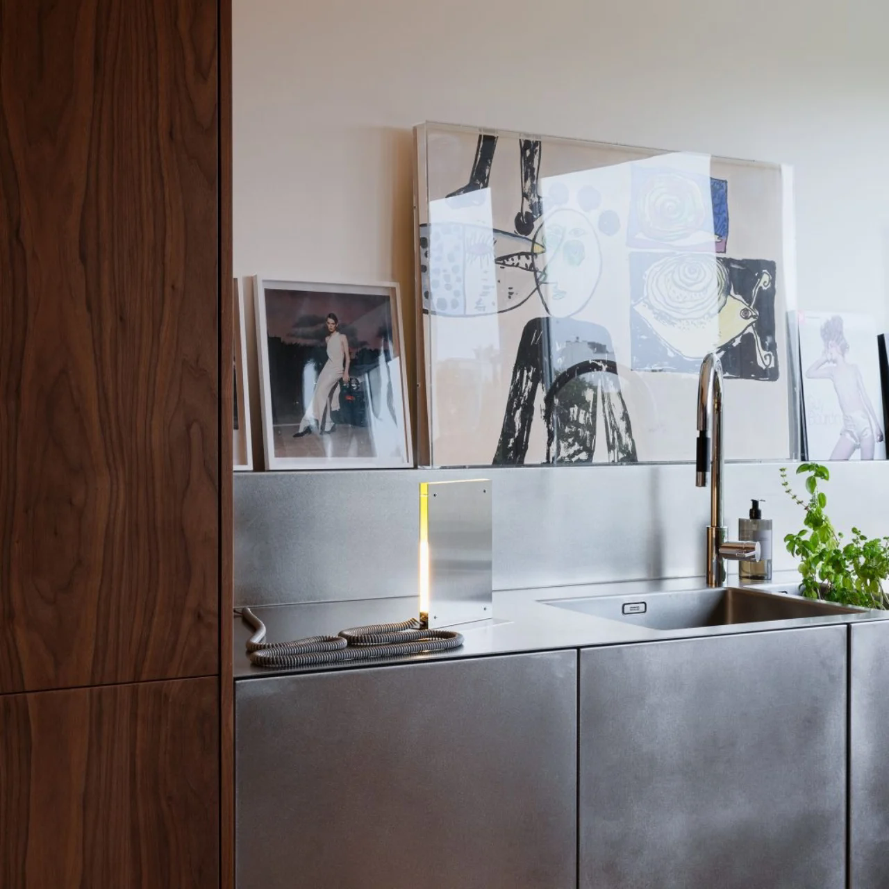 Minimalist design ，Fashion sense，floodlight，Acrylic，stainless steel，