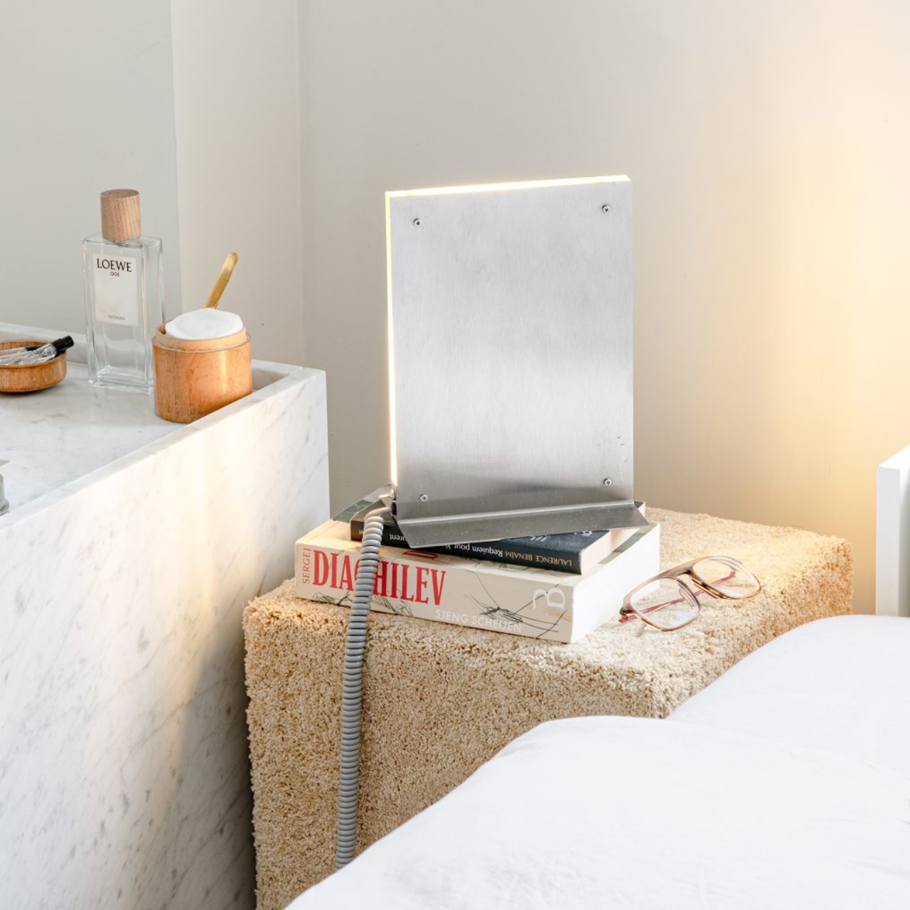 Minimalist design ，Fashion sense，floodlight，Acrylic，stainless steel，