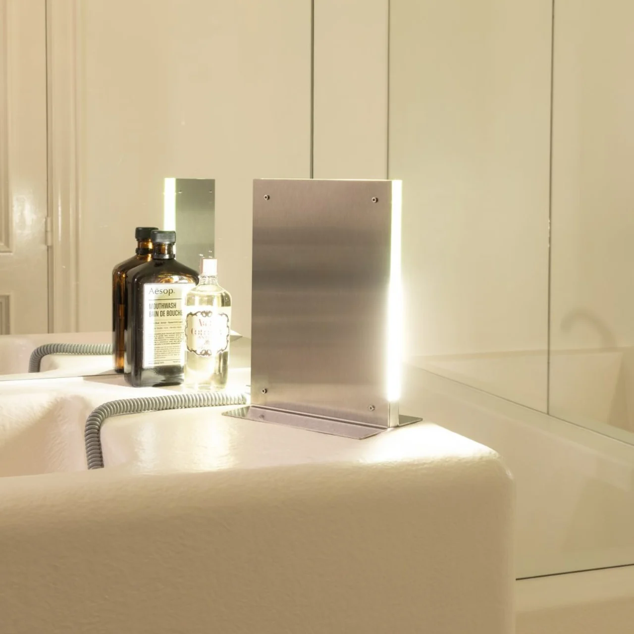 Minimalist design ，Fashion sense，floodlight，Acrylic，stainless steel，