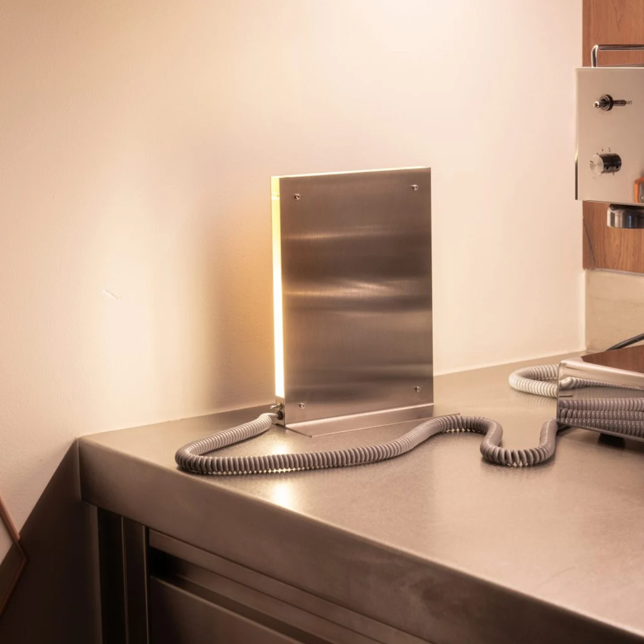 Minimalist design ，Fashion sense，floodlight，Acrylic，stainless steel，