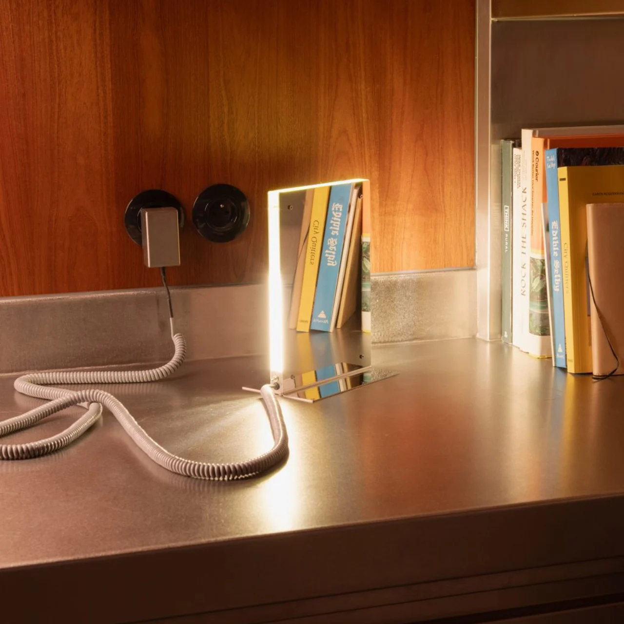 Minimalist design ，Fashion sense，floodlight，Acrylic，stainless steel，