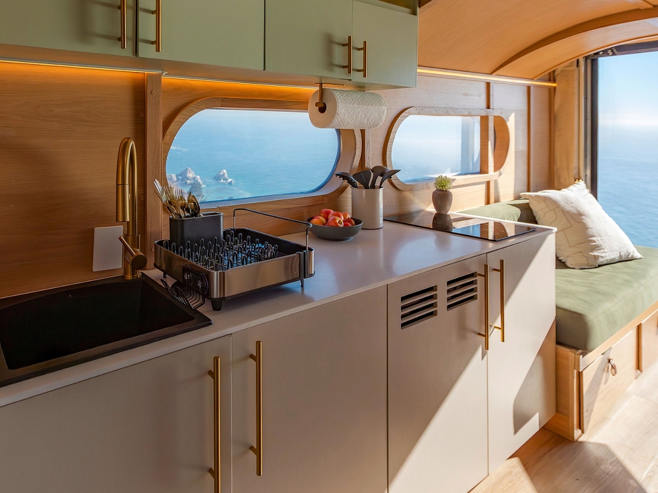 RollAWay Hospitality，Touring car，vehicle，RollAWay，Campervan，