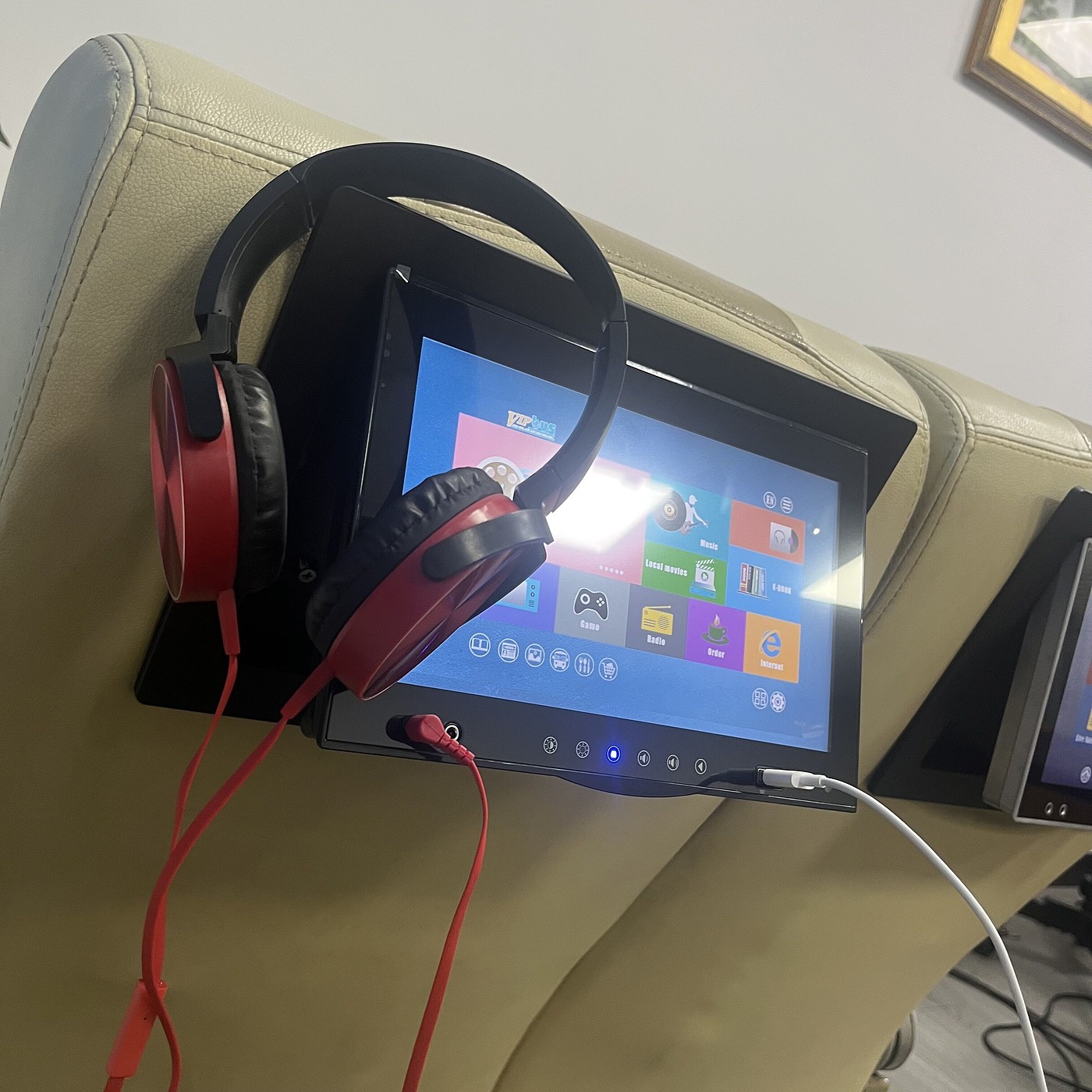Bus seat headrest business fixed embedded front mounted display screen，