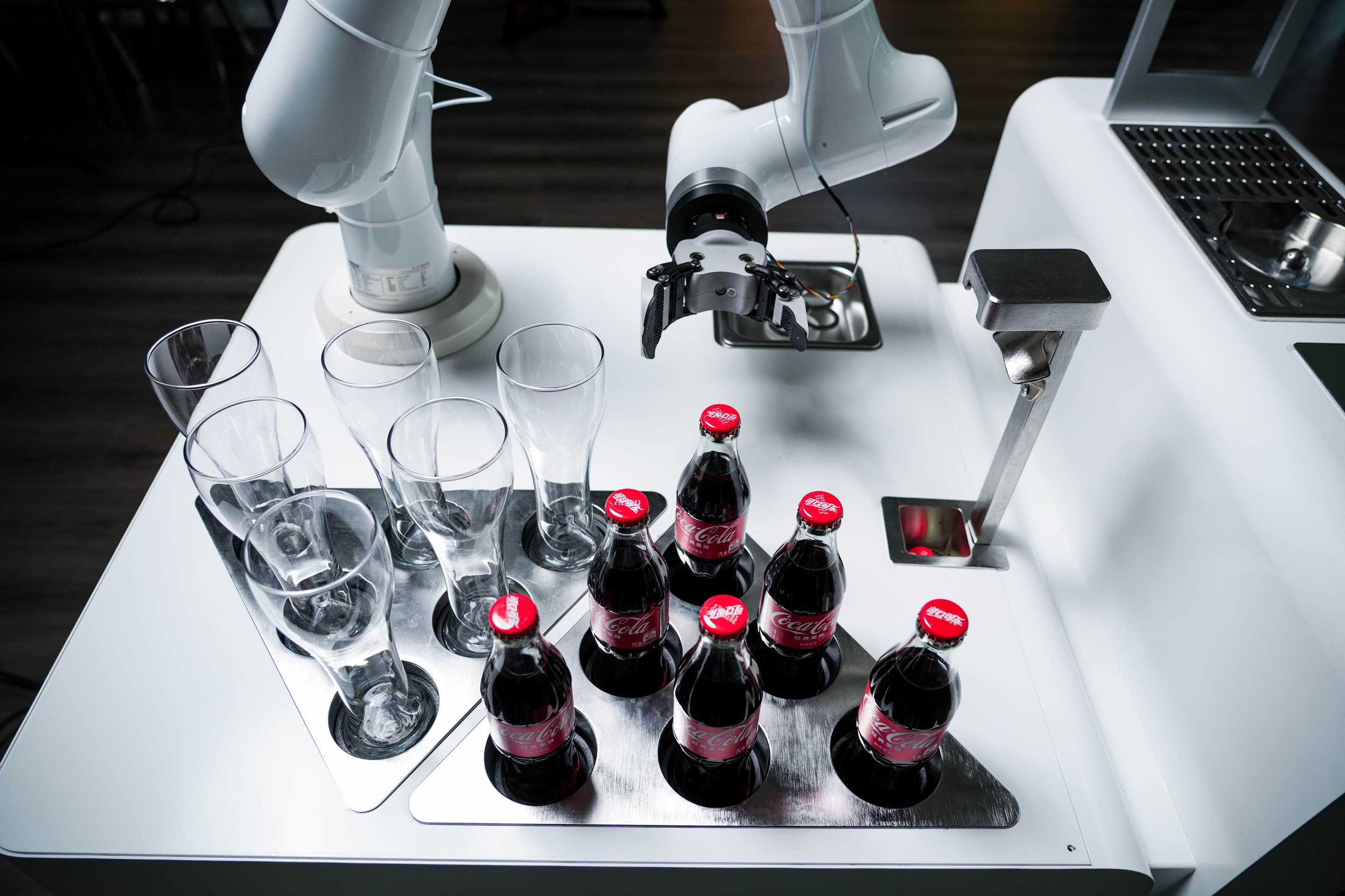 Intelligent equipment, mechanical arm, intelligent beverage device，