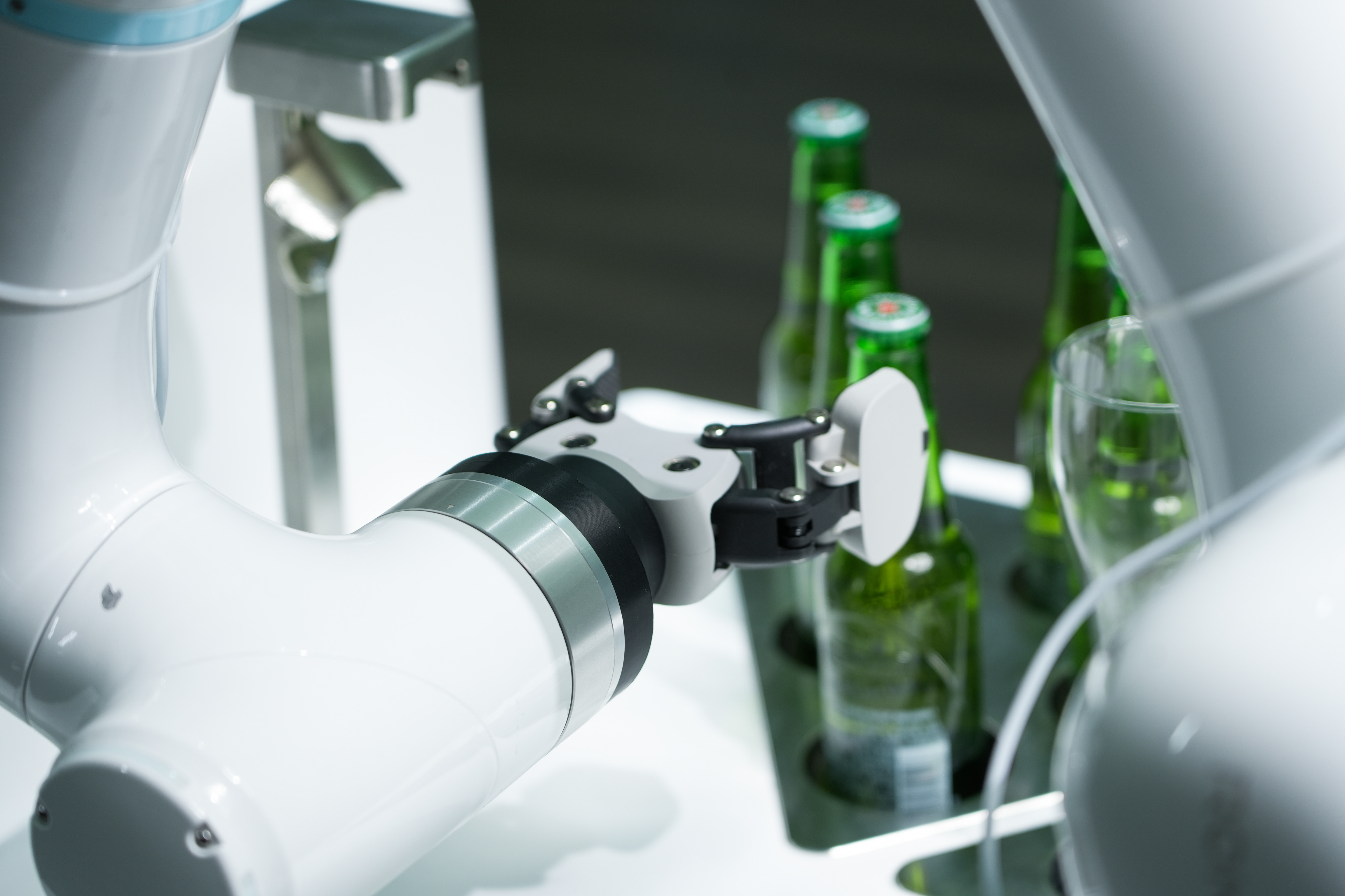 Intelligent equipment, mechanical arm, intelligent beverage device，