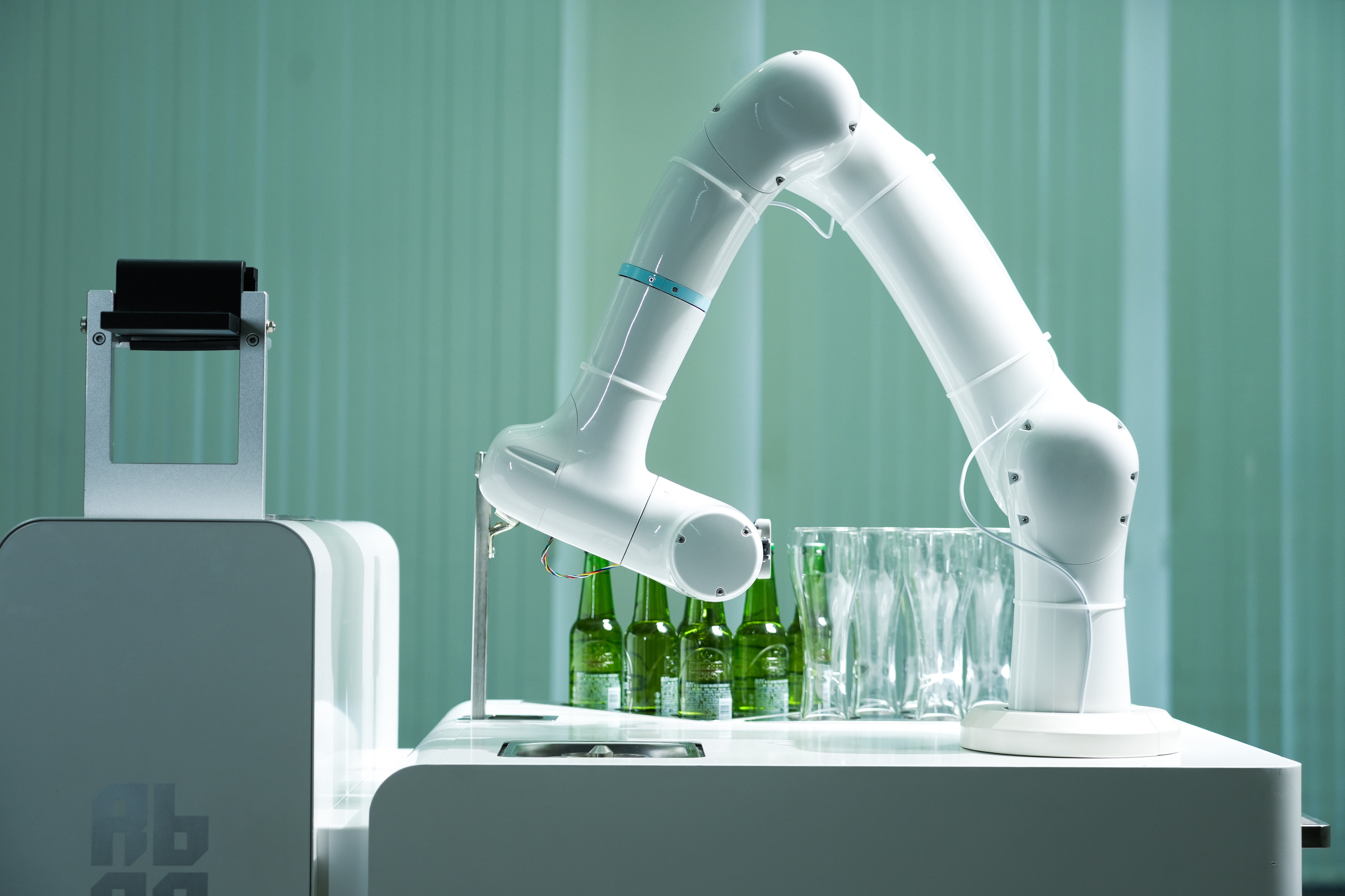 Intelligent equipment, mechanical arm, intelligent beverage device，
