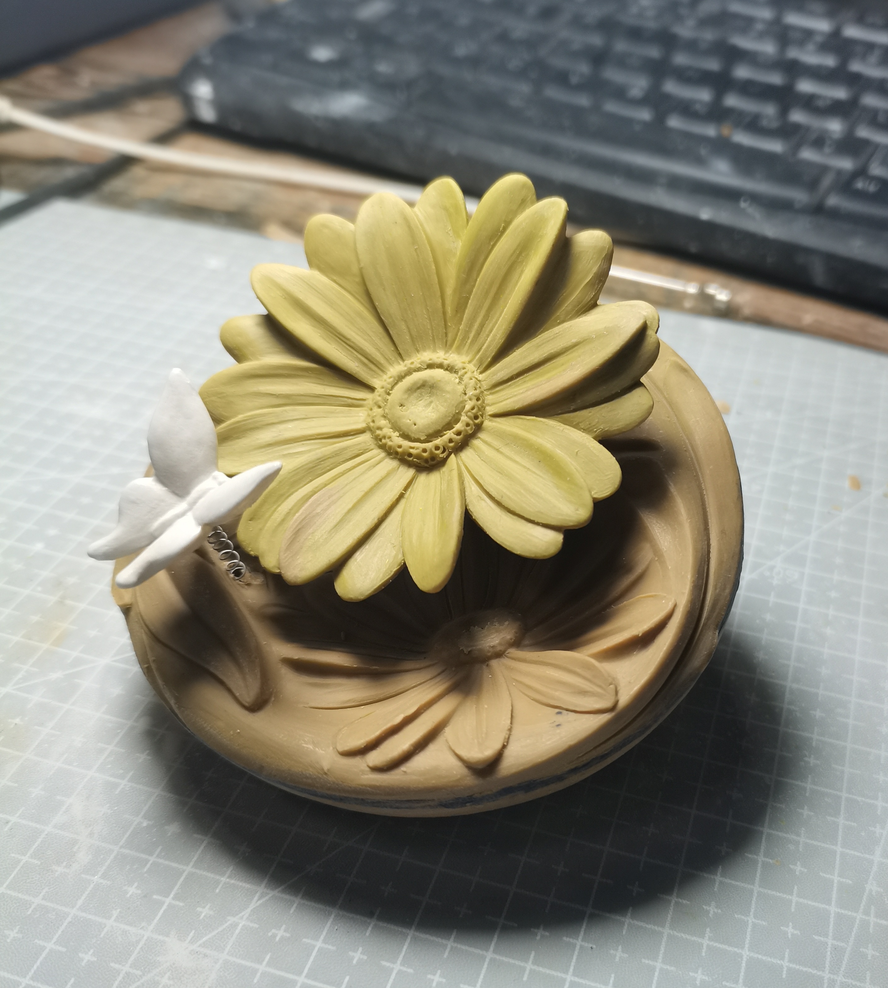 Handmade Pink Daisy Ceramic Car Aromatherapy，