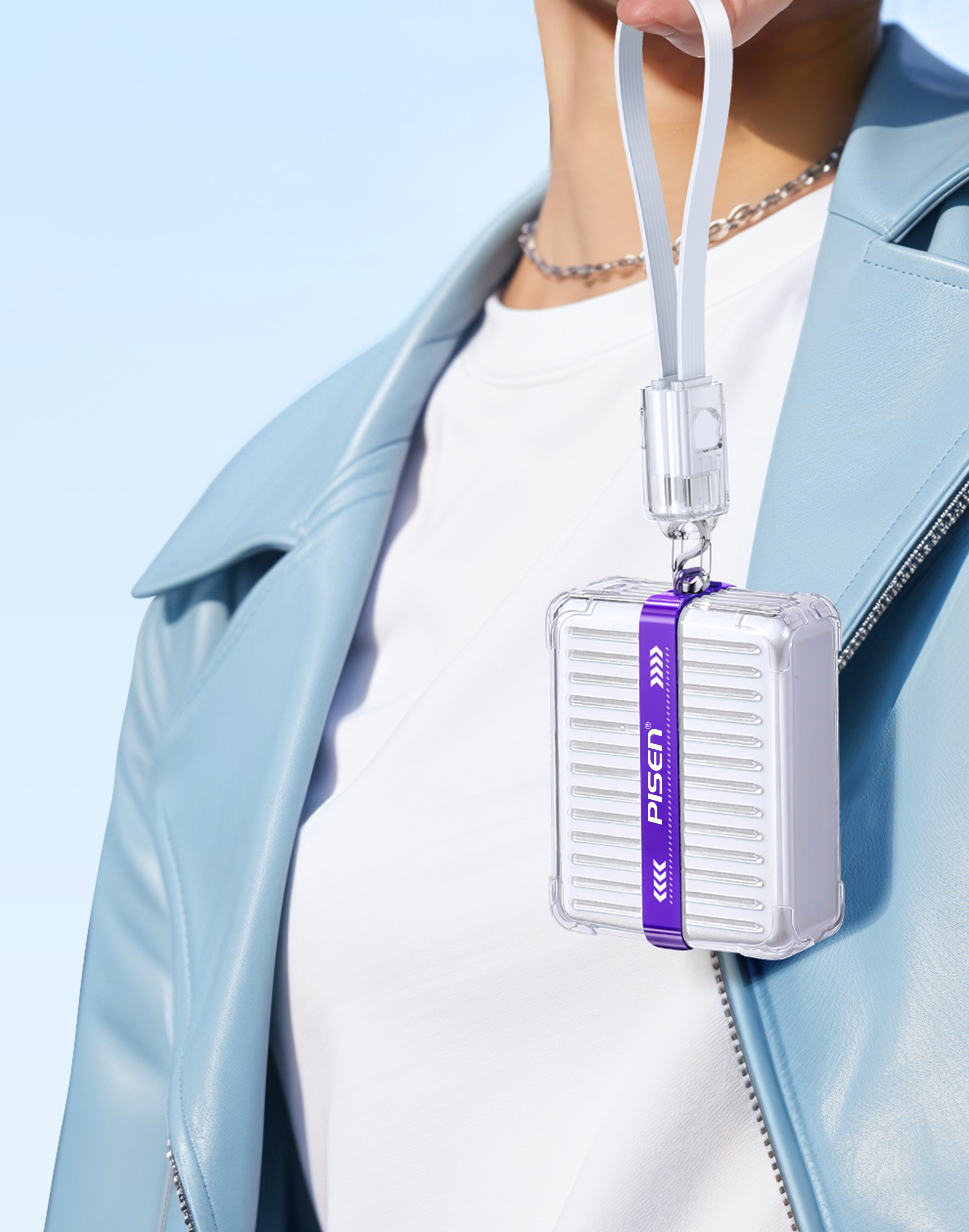 A suitcase that can make you full of electricity at all times is charged with charging treasure.，