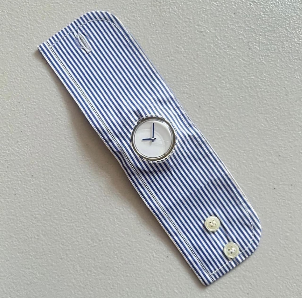 swatch，Wrist watch，neckline，leisure time，