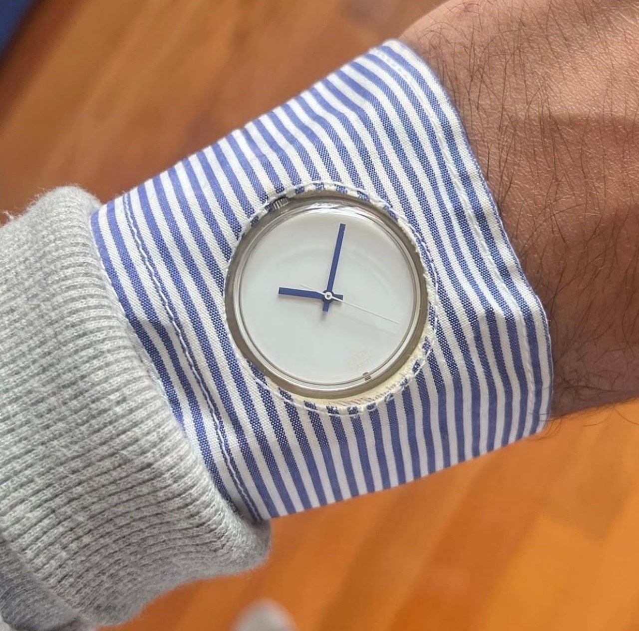 swatch，Wrist watch，neckline，leisure time，