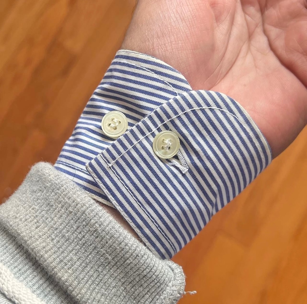 swatch，Wrist watch，neckline，leisure time，