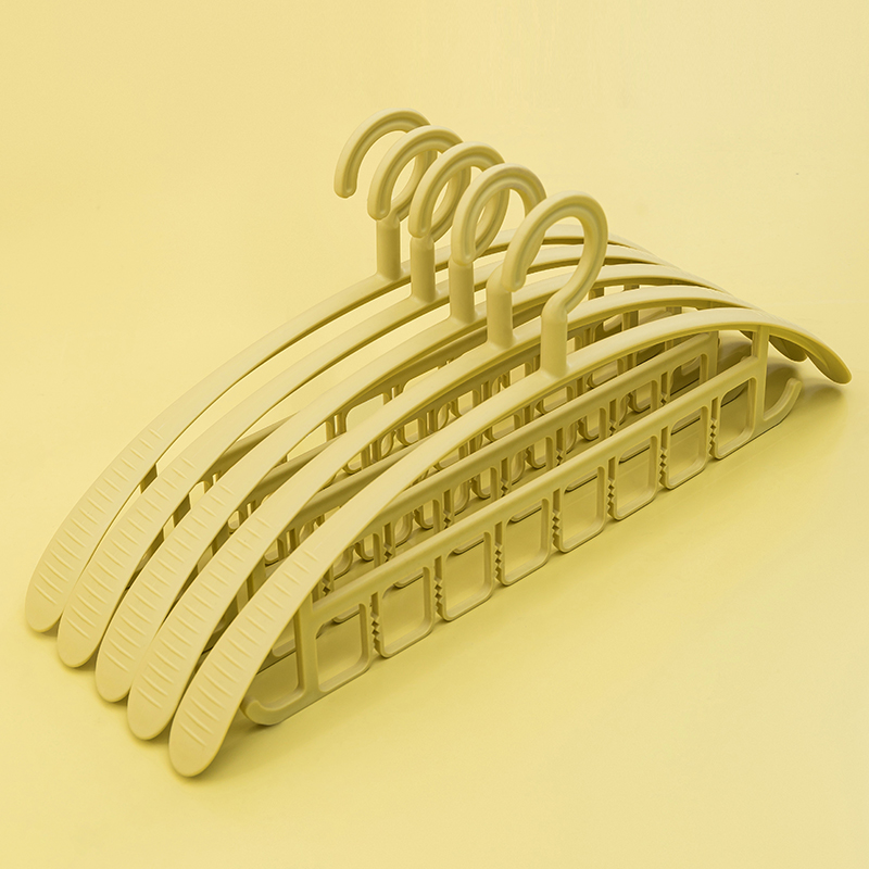 Subversion of traditional hangers，