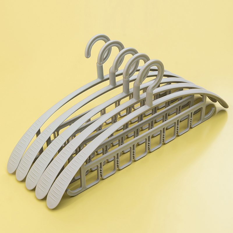 Subversion of traditional hangers，