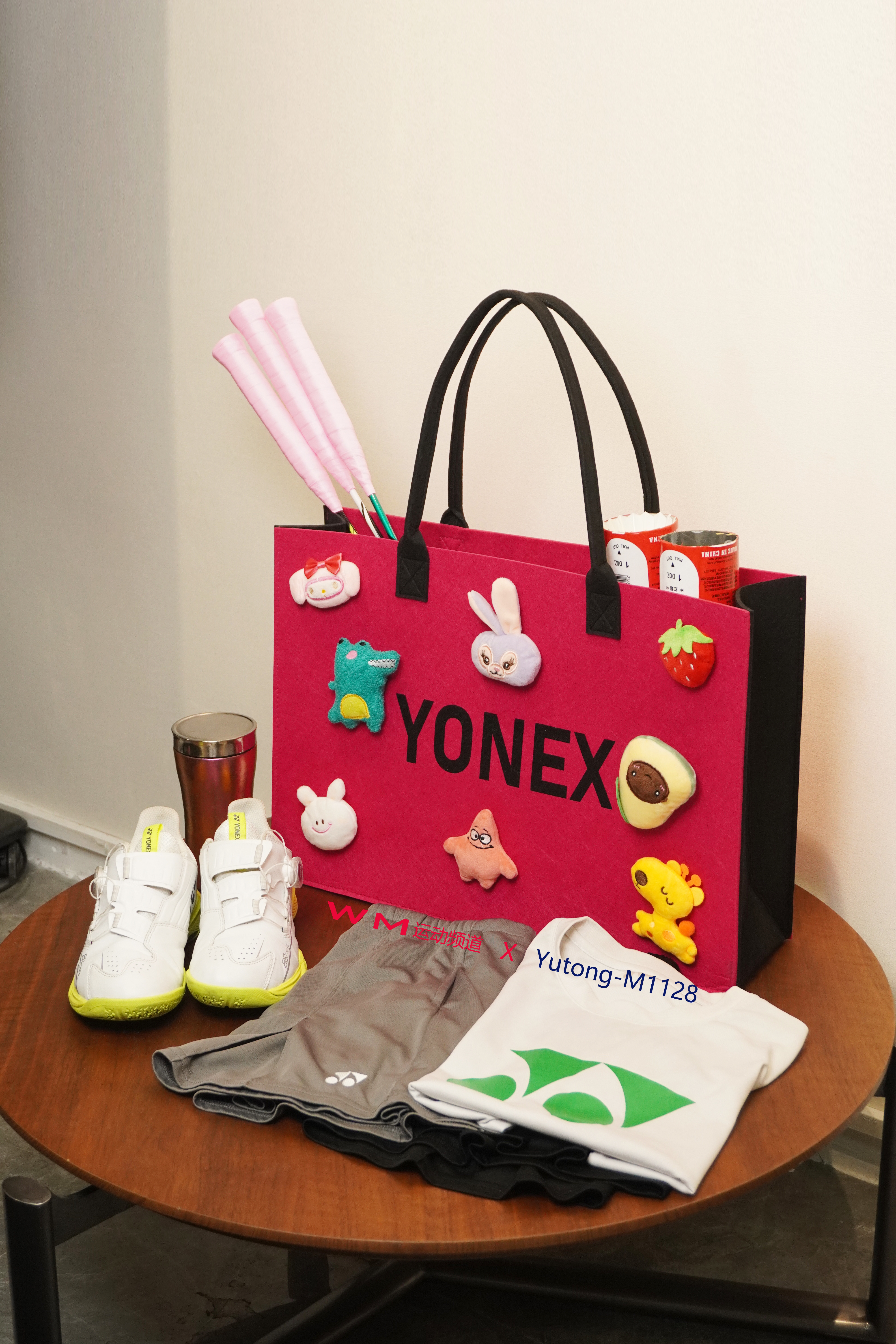 Satchel，badminton，motion，girls playing badminton，Necessary to get out of the street，