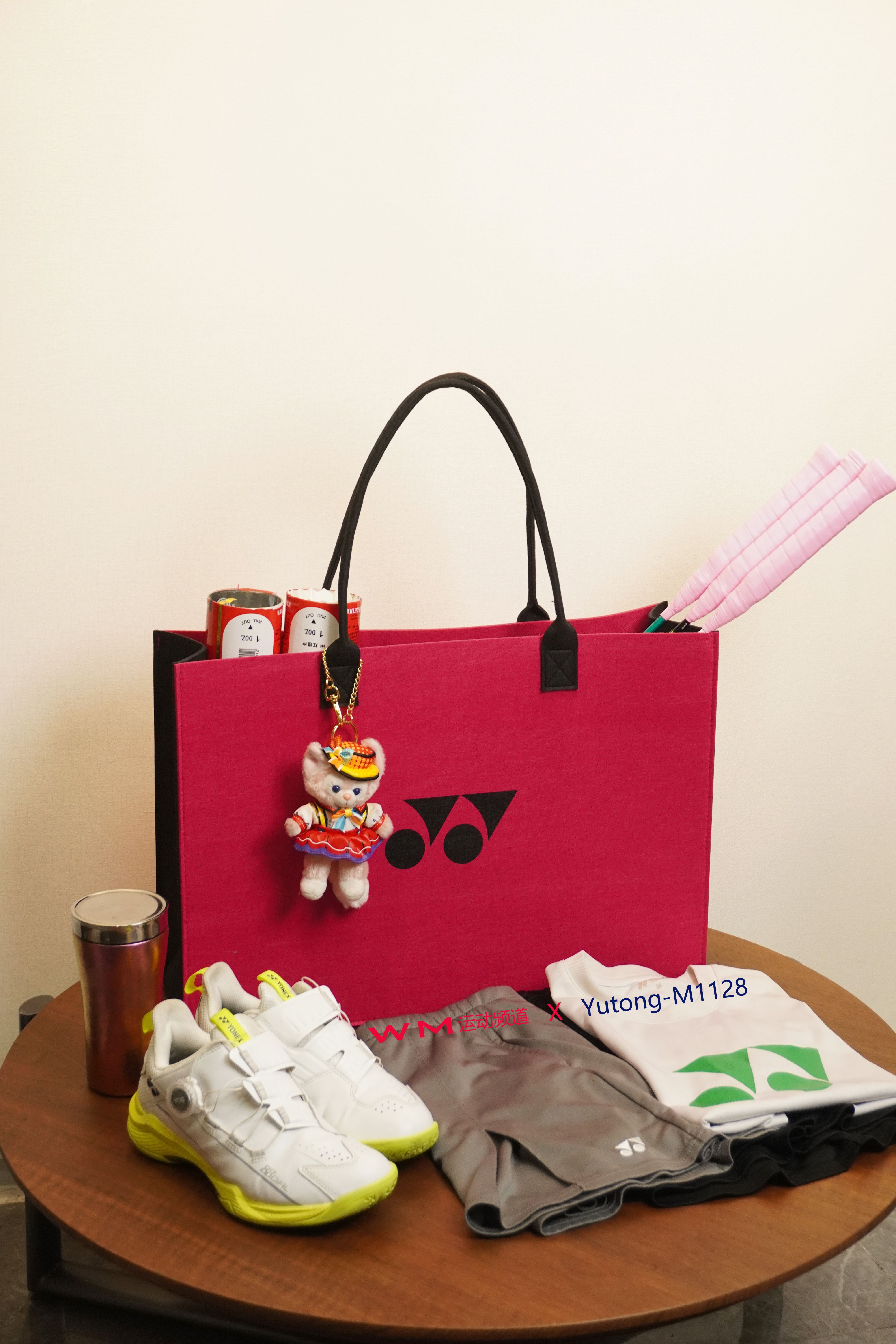 Satchel，badminton，motion，girls playing badminton，Necessary to get out of the street，