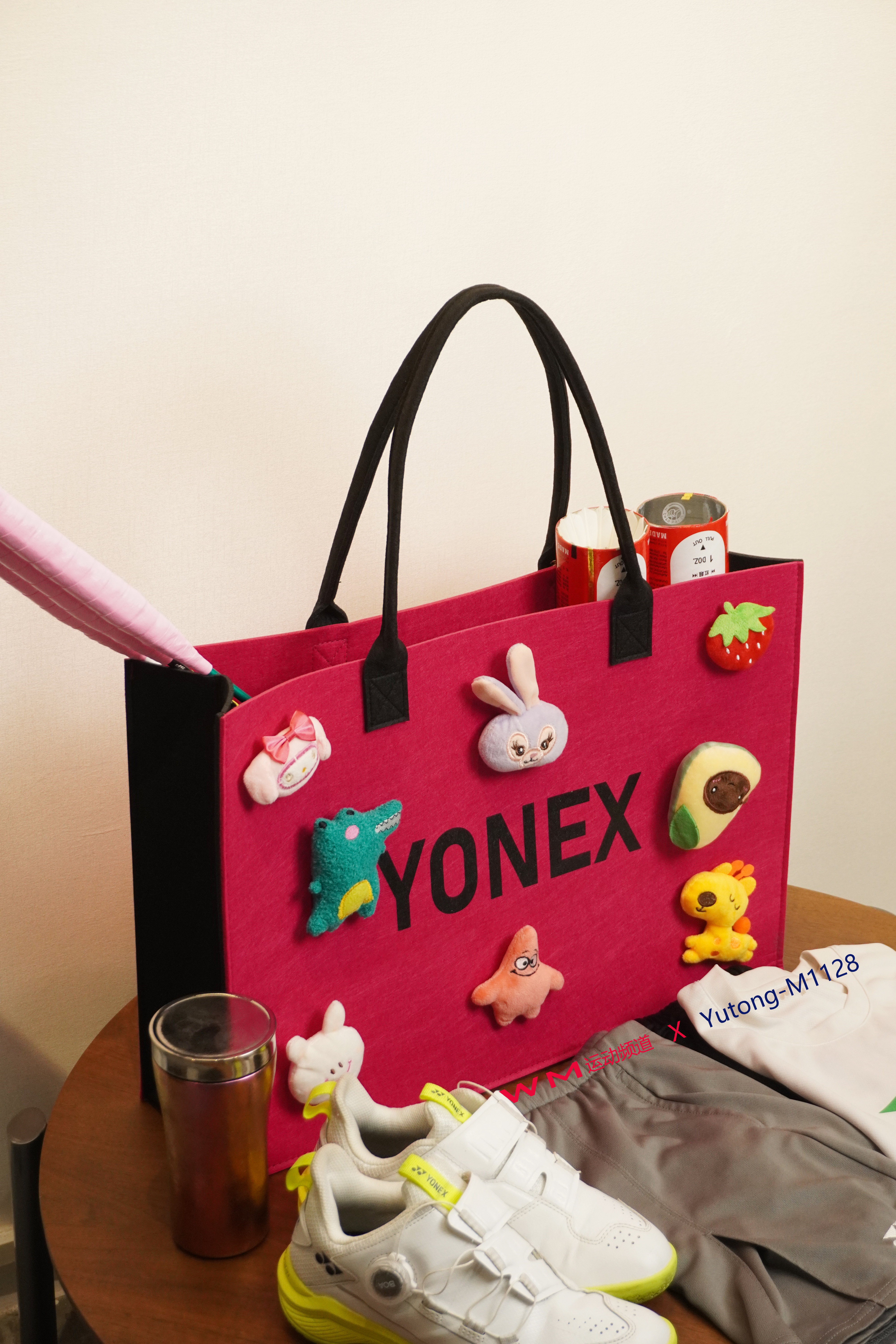 Satchel，badminton，motion，girls playing badminton，Necessary to get out of the street，