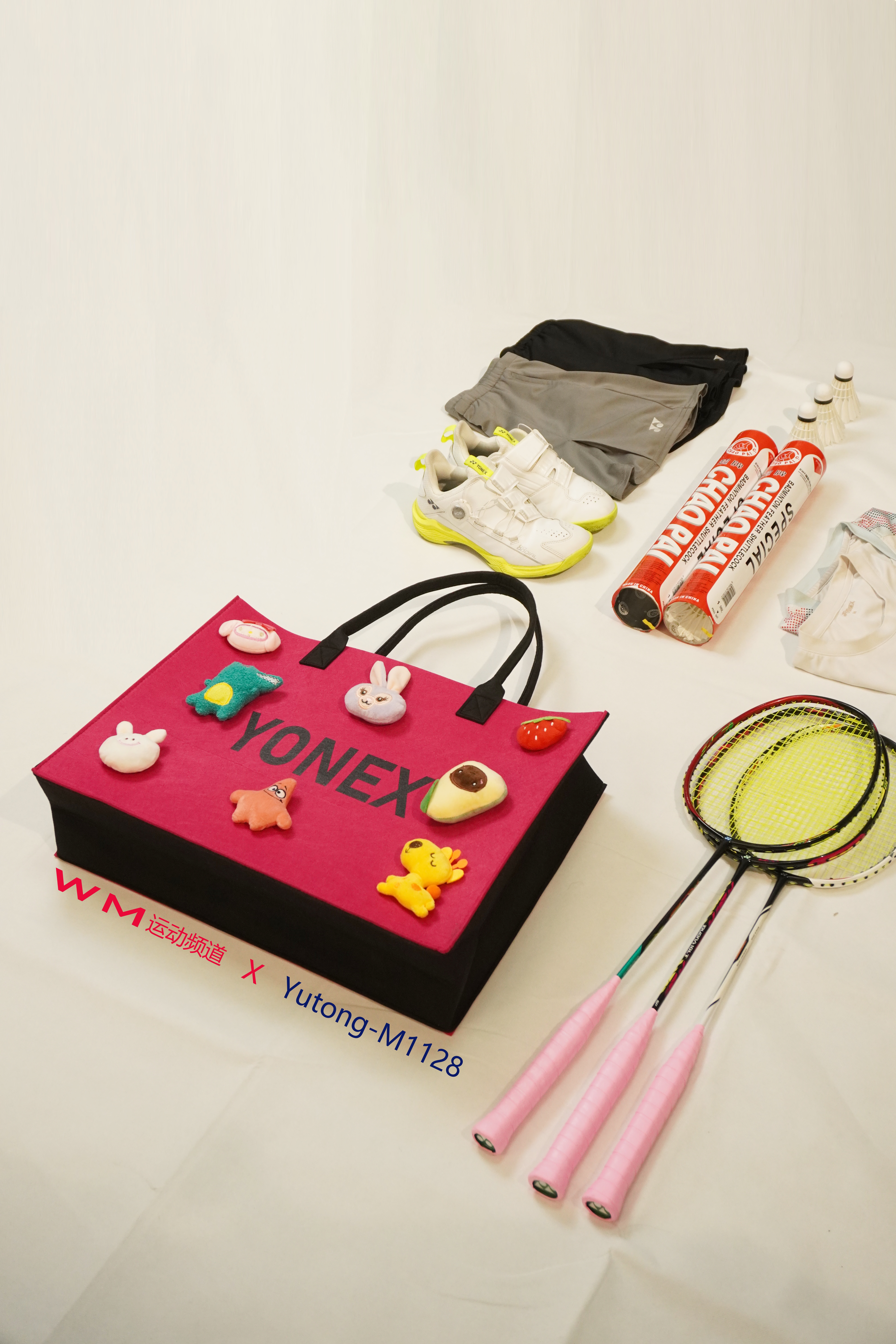 Satchel，badminton，motion，girls playing badminton，Necessary to get out of the street，