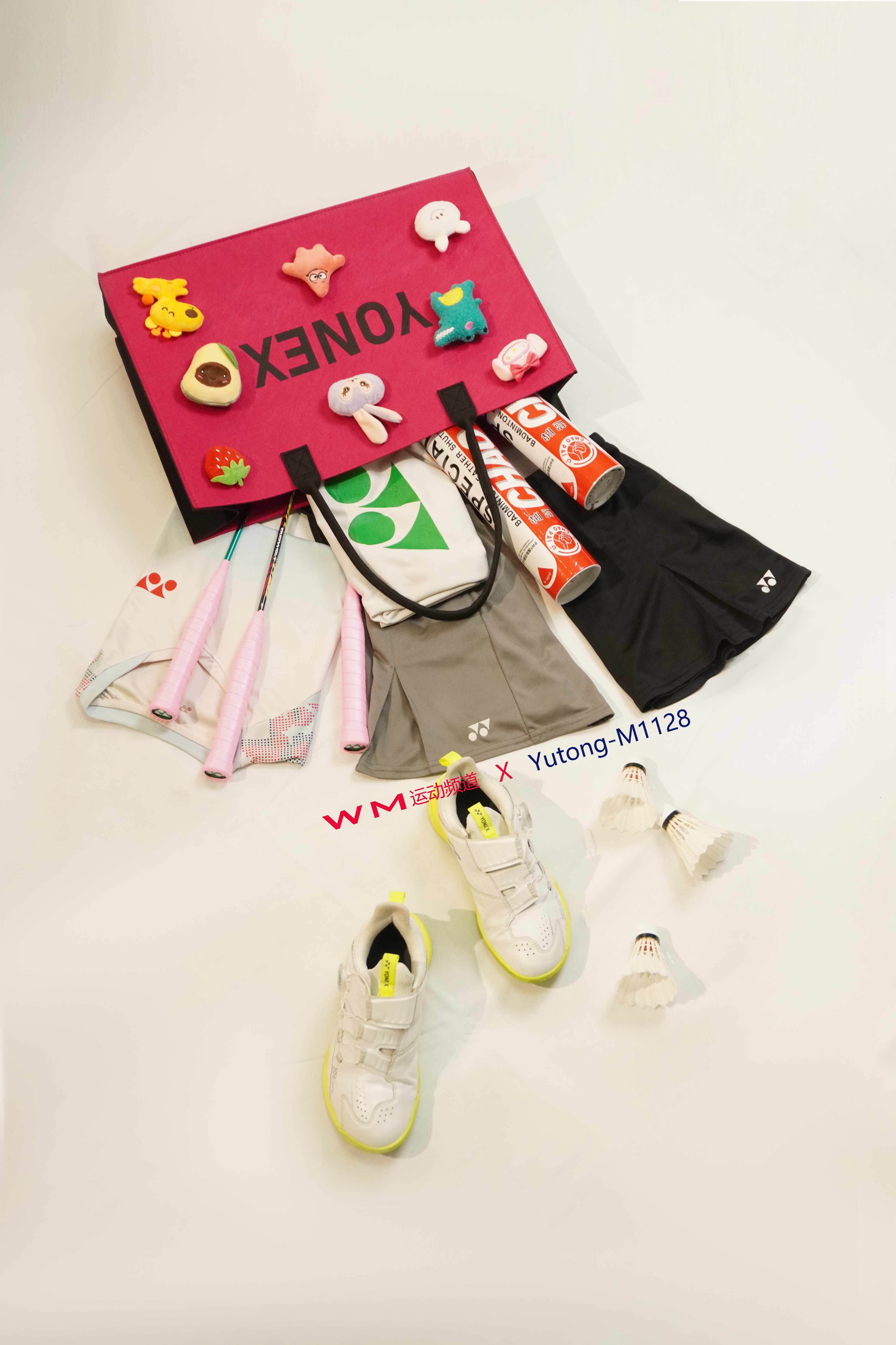 Satchel，badminton，motion，girls playing badminton，Necessary to get out of the street，