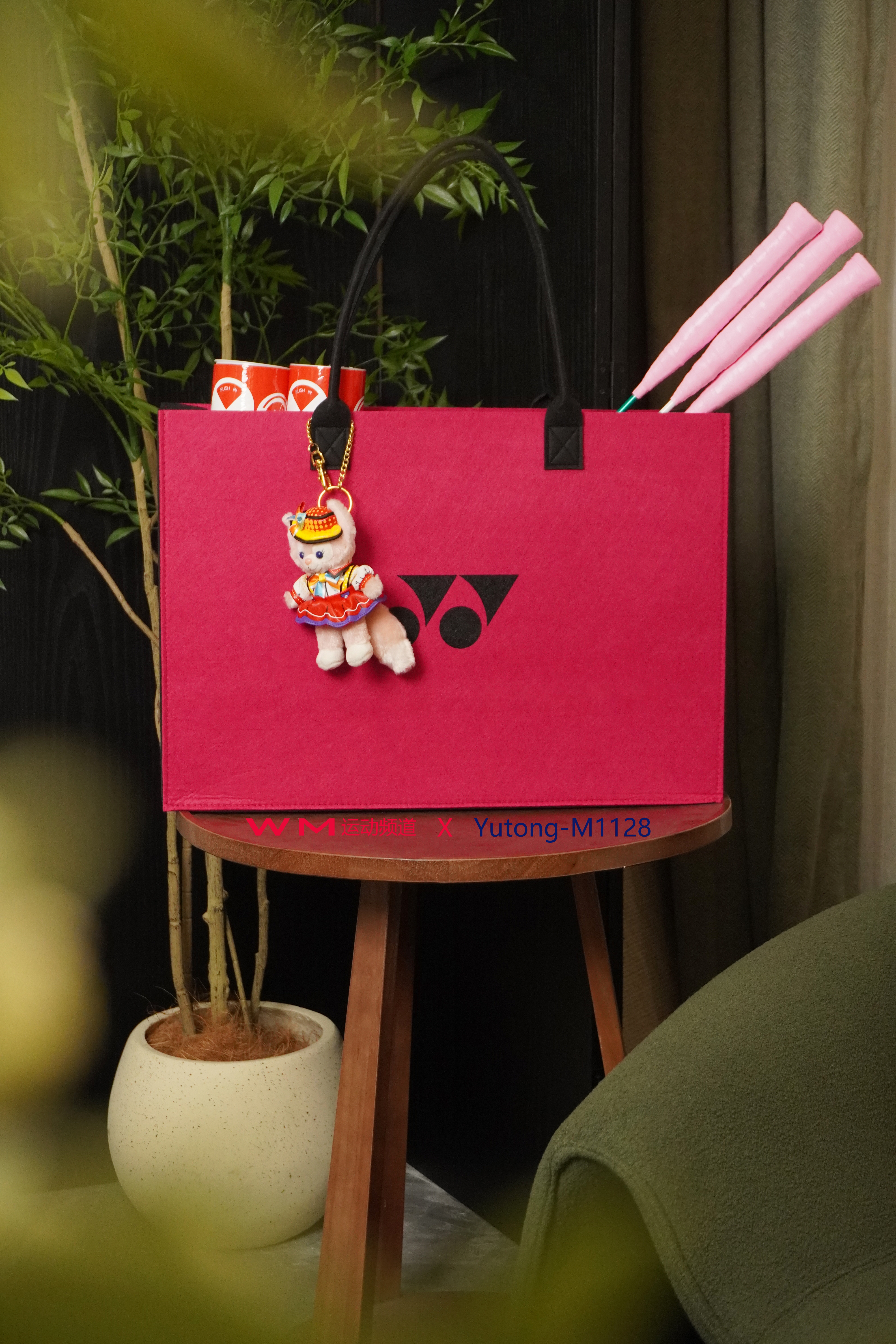 Satchel，badminton，motion，girls playing badminton，Necessary to get out of the street，