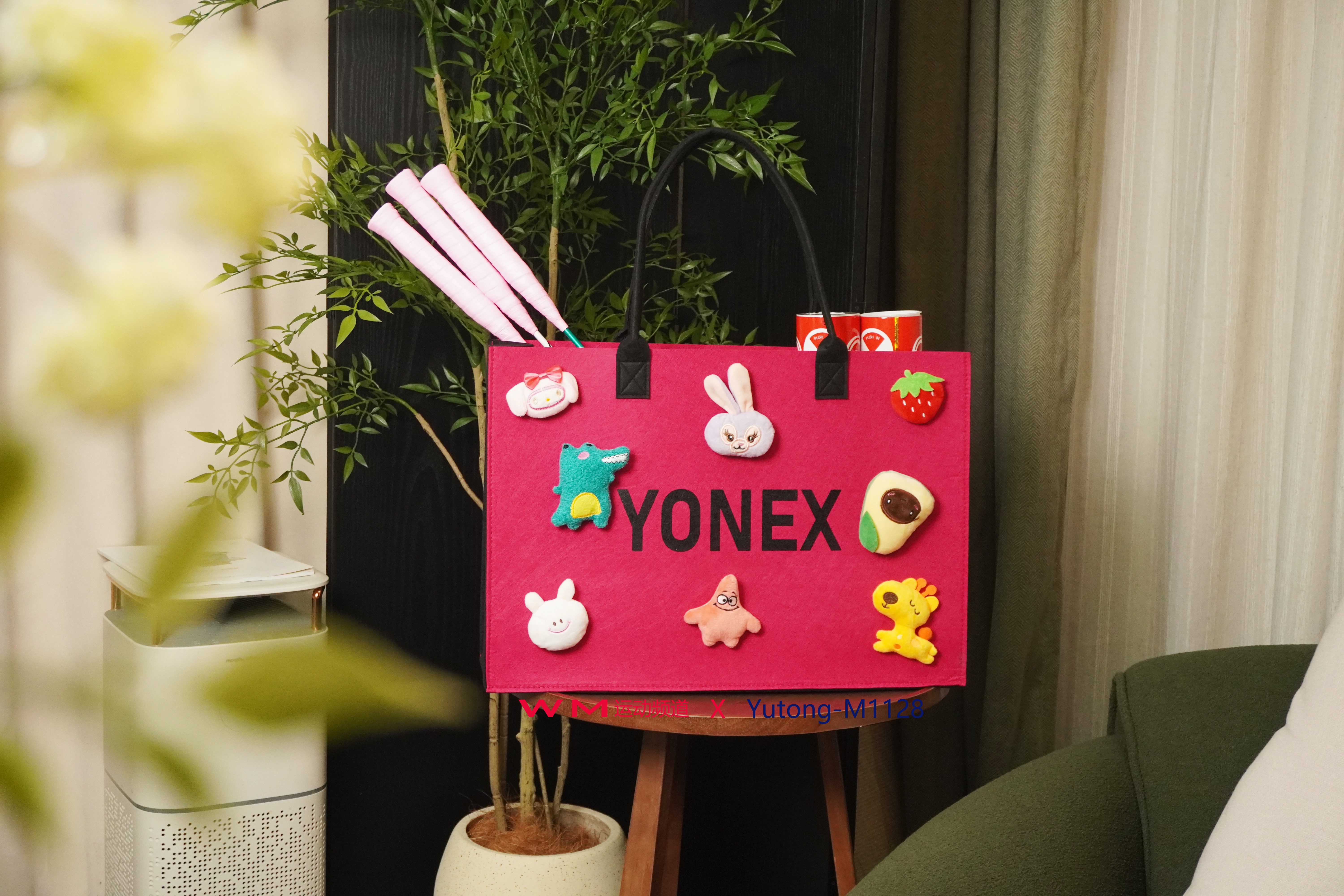 Satchel，badminton，motion，girls playing badminton，Necessary to get out of the street，