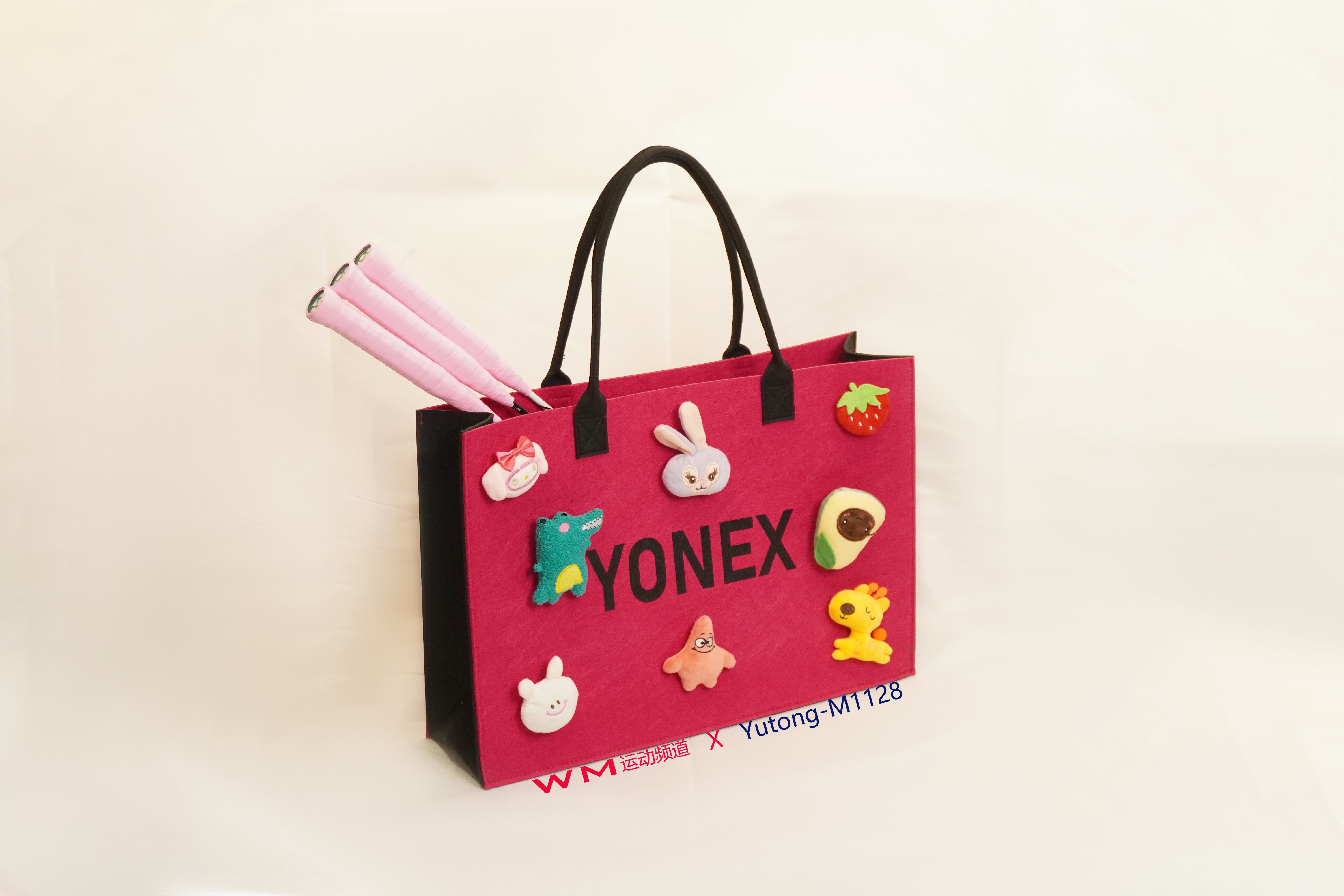 Satchel，badminton，motion，girls playing badminton，Necessary to get out of the street，