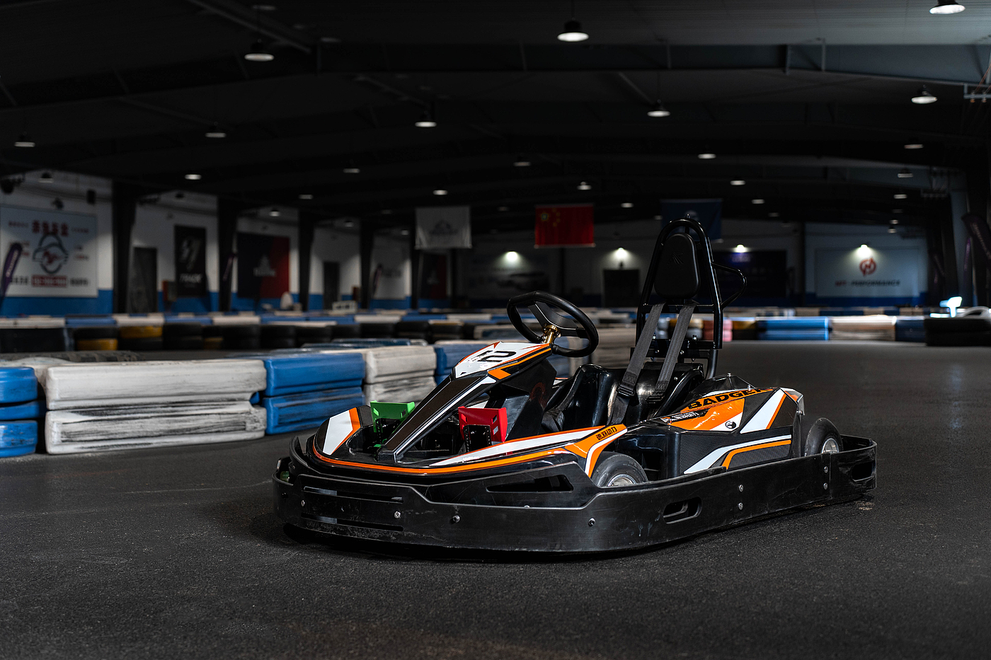 automobile，vehicle，go-kart，sports competition，Amusement equipment，