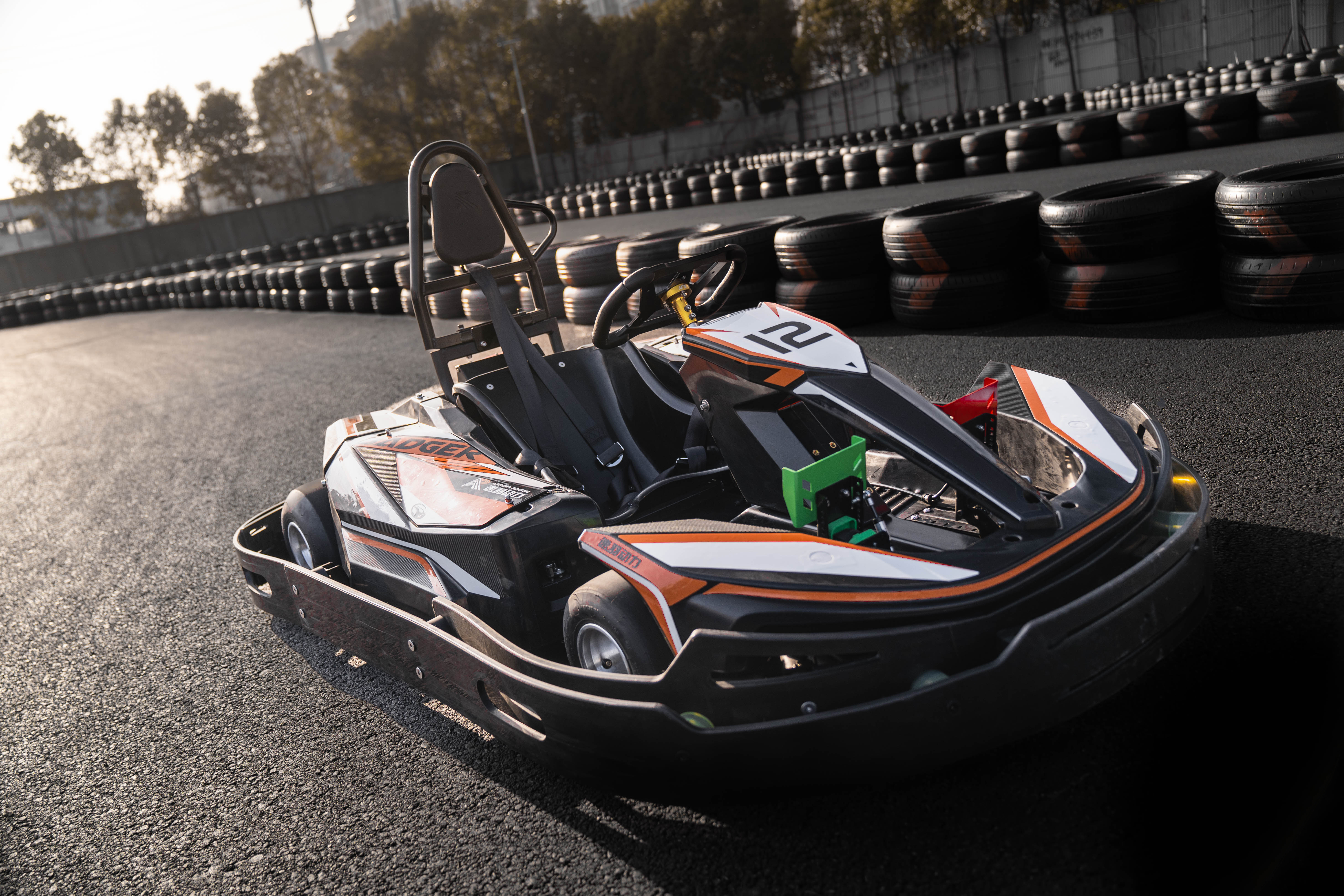 automobile，vehicle，go-kart，sports competition，Amusement equipment，